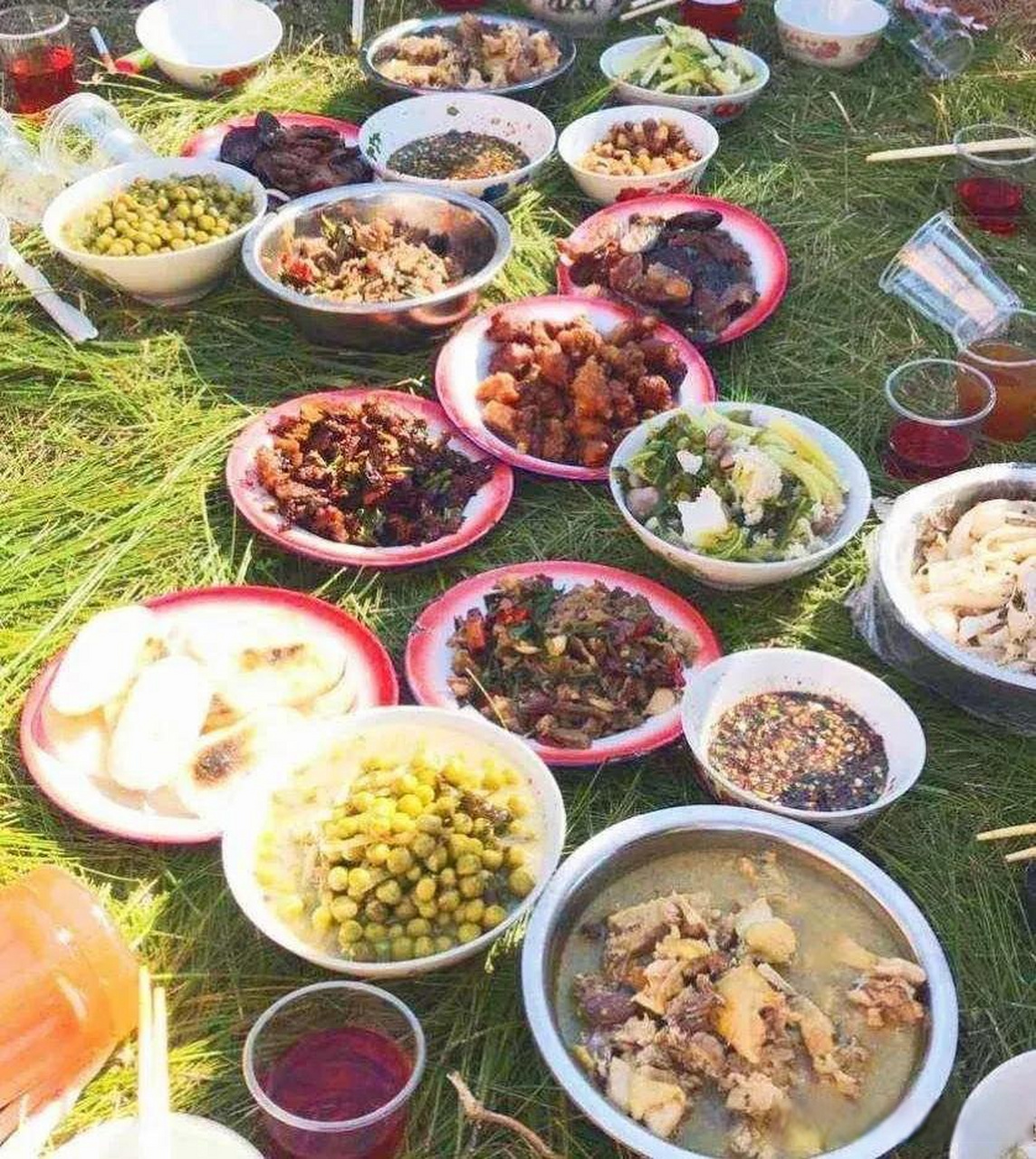 这是最具特色的彝族饮食文化,大口吃肉,大碗喝酒,松毛席,还有跳脚舞