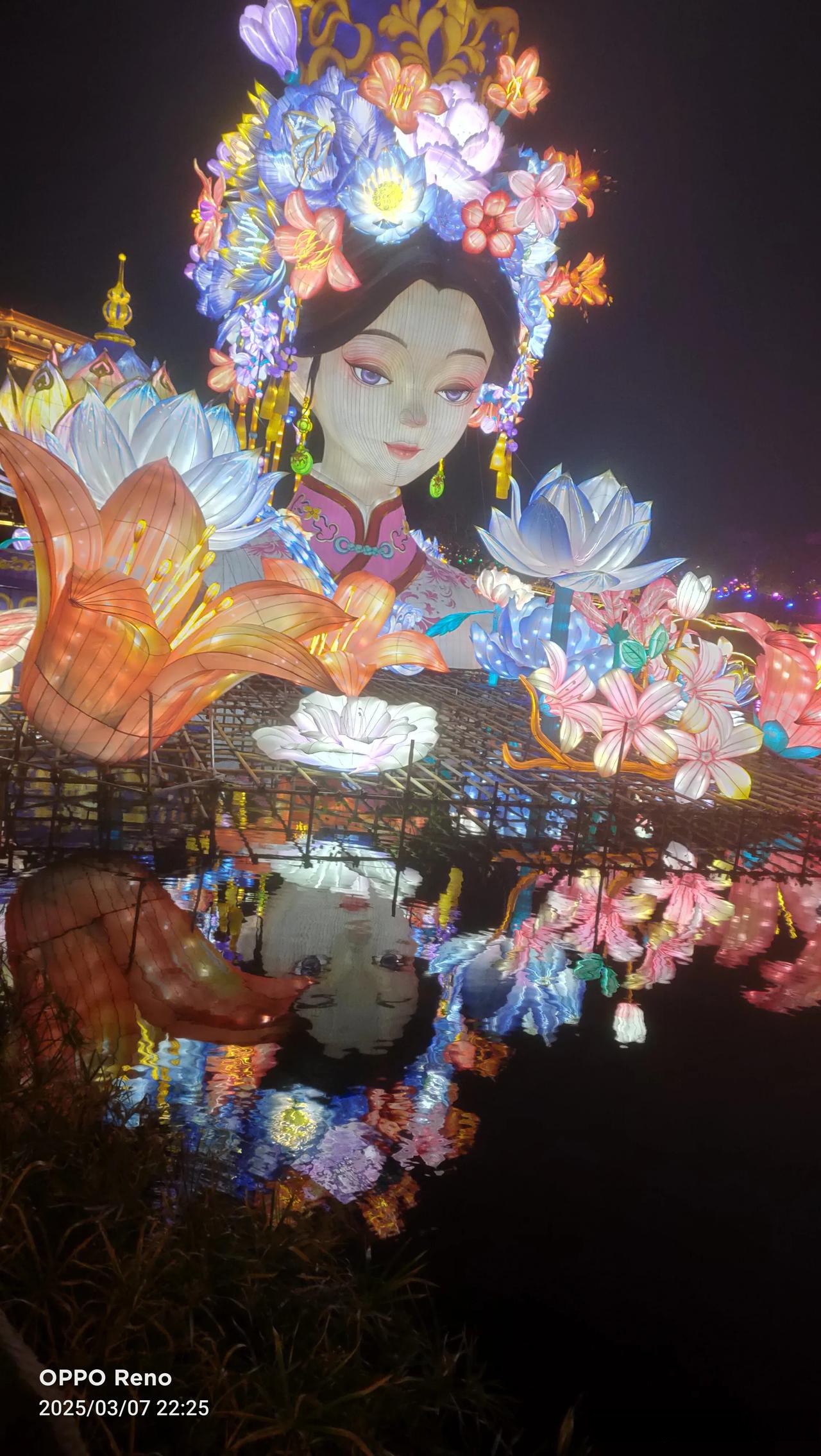 打压如同暗夜的鬼泣, 试图将希望的灯火吹熄