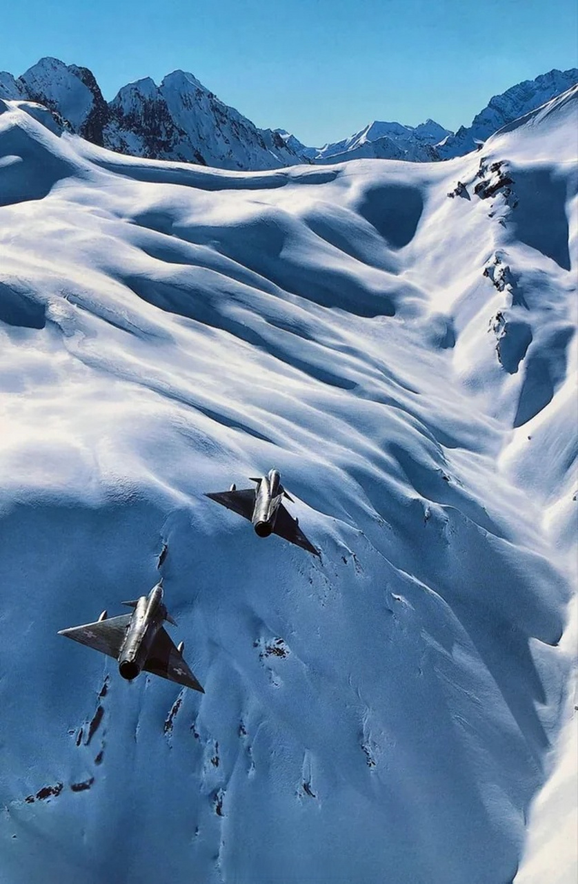 02#趣聊军事圈# 飞翔在瑞士雪山上空的幻影3战斗机