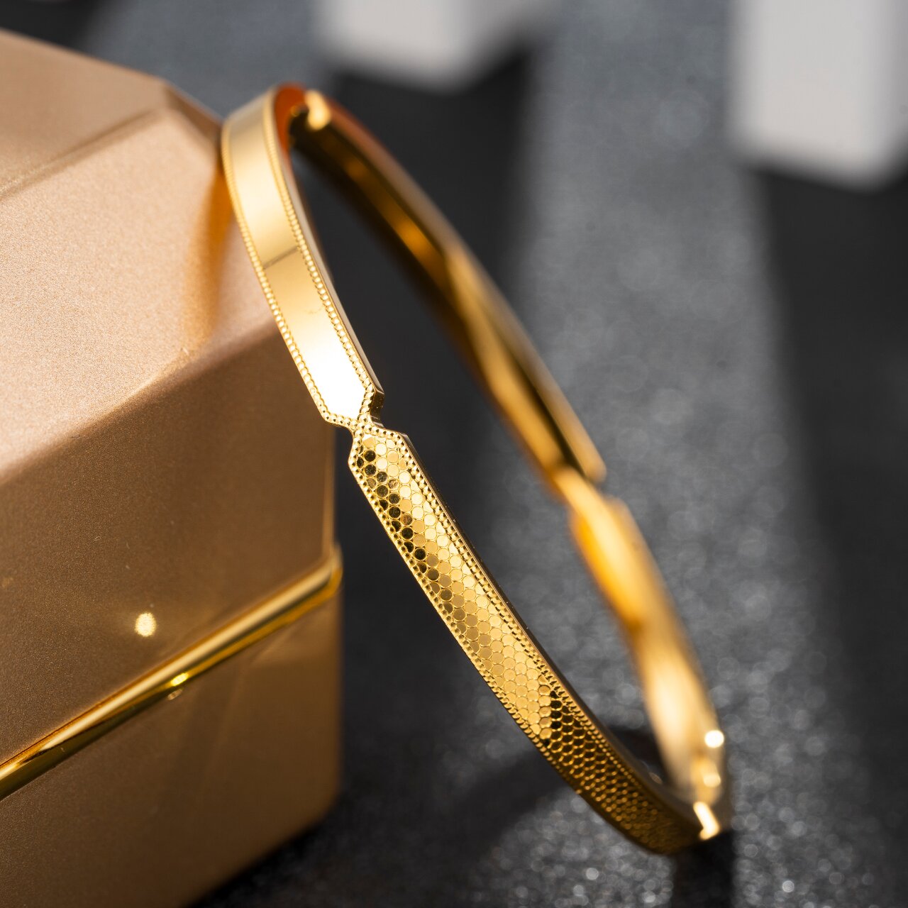 金和银的硬度都很低,但是金手镯相对软银手镯会硬些,如果金手镯和银