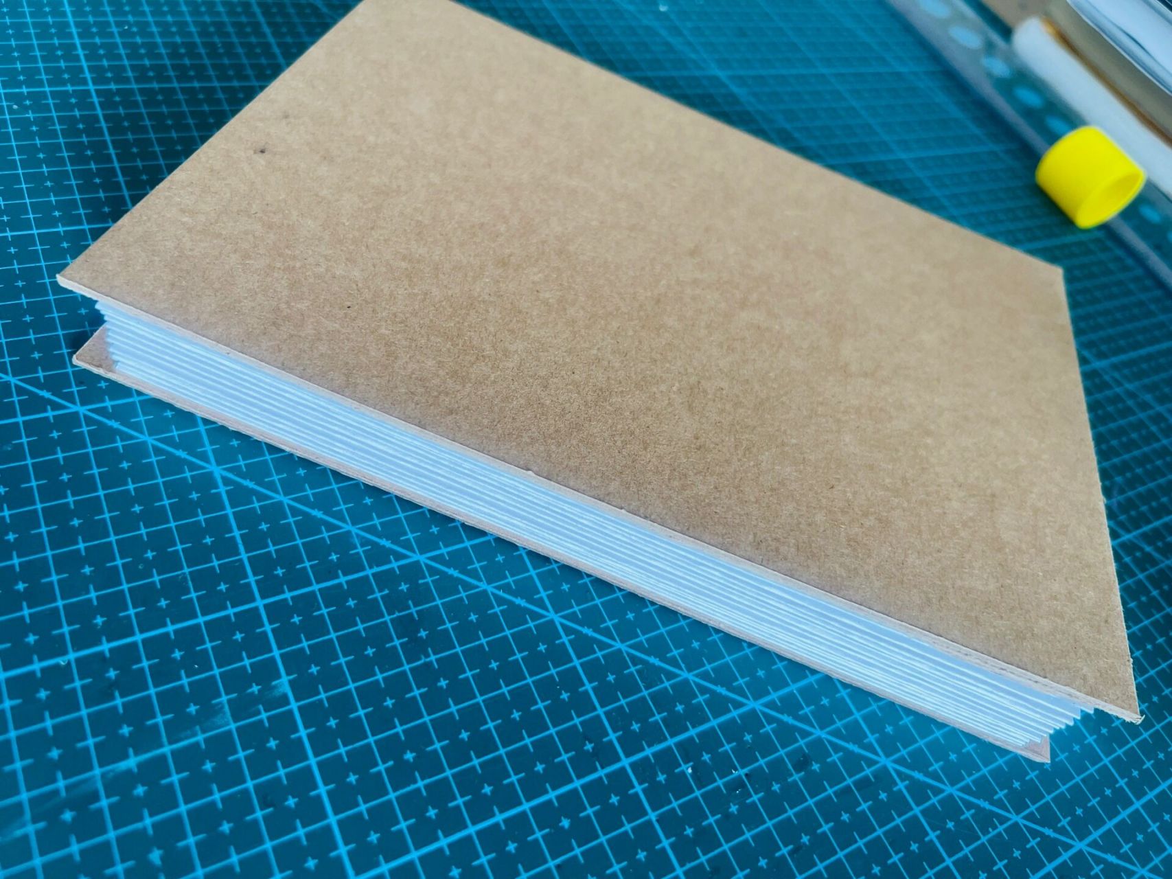 自制风琴本方法步骤 材料:3张:悦声160克素描纸4k(这个做出来是12折