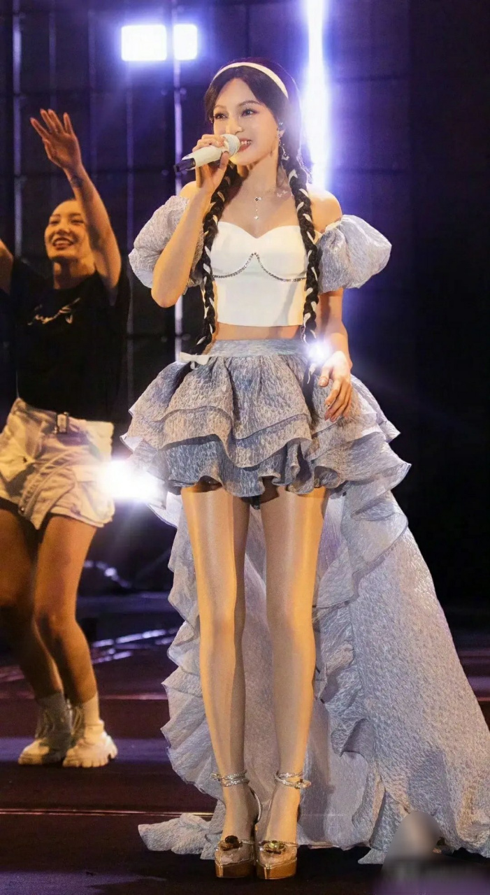 不懂就问,张韶涵是穿了光腿神器么,腿这么滑溜.