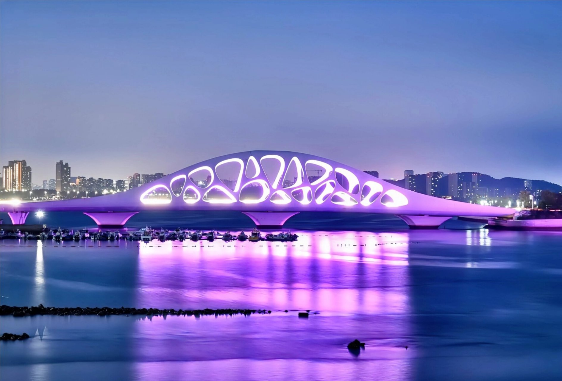 青岛贝壳桥 家旁边的贝壳桥还是很好看的