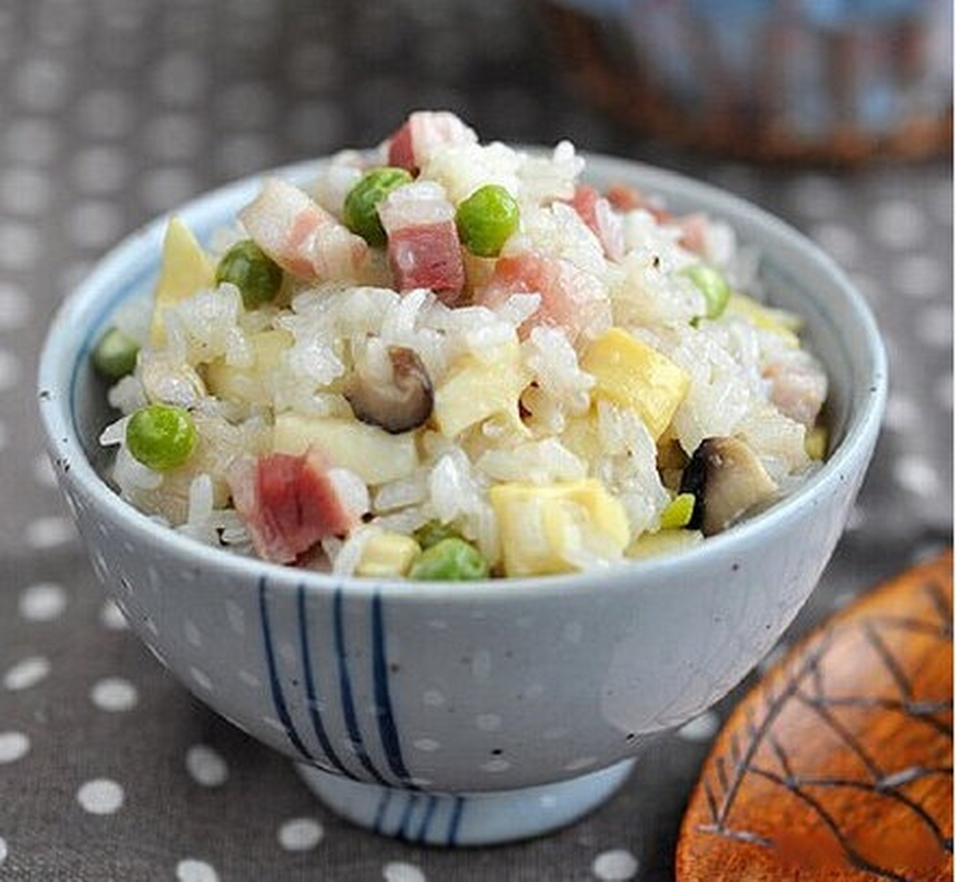 【豌豆糯米饭】糯米洗过沥干,咸肉,春笋和香菇都洗净切小丁,豌豆洗净