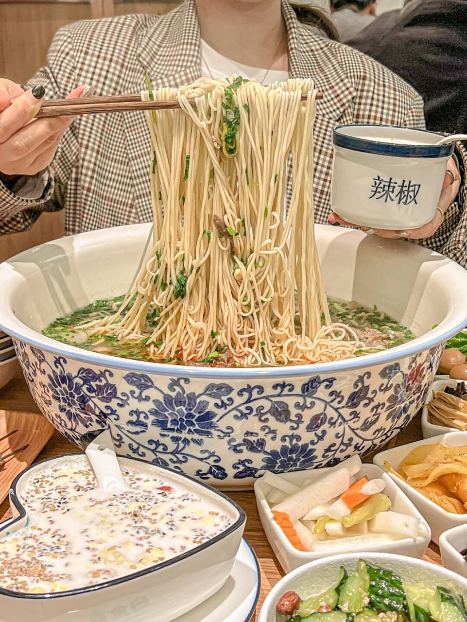 四女一起挑战大碗面还不如你一人!