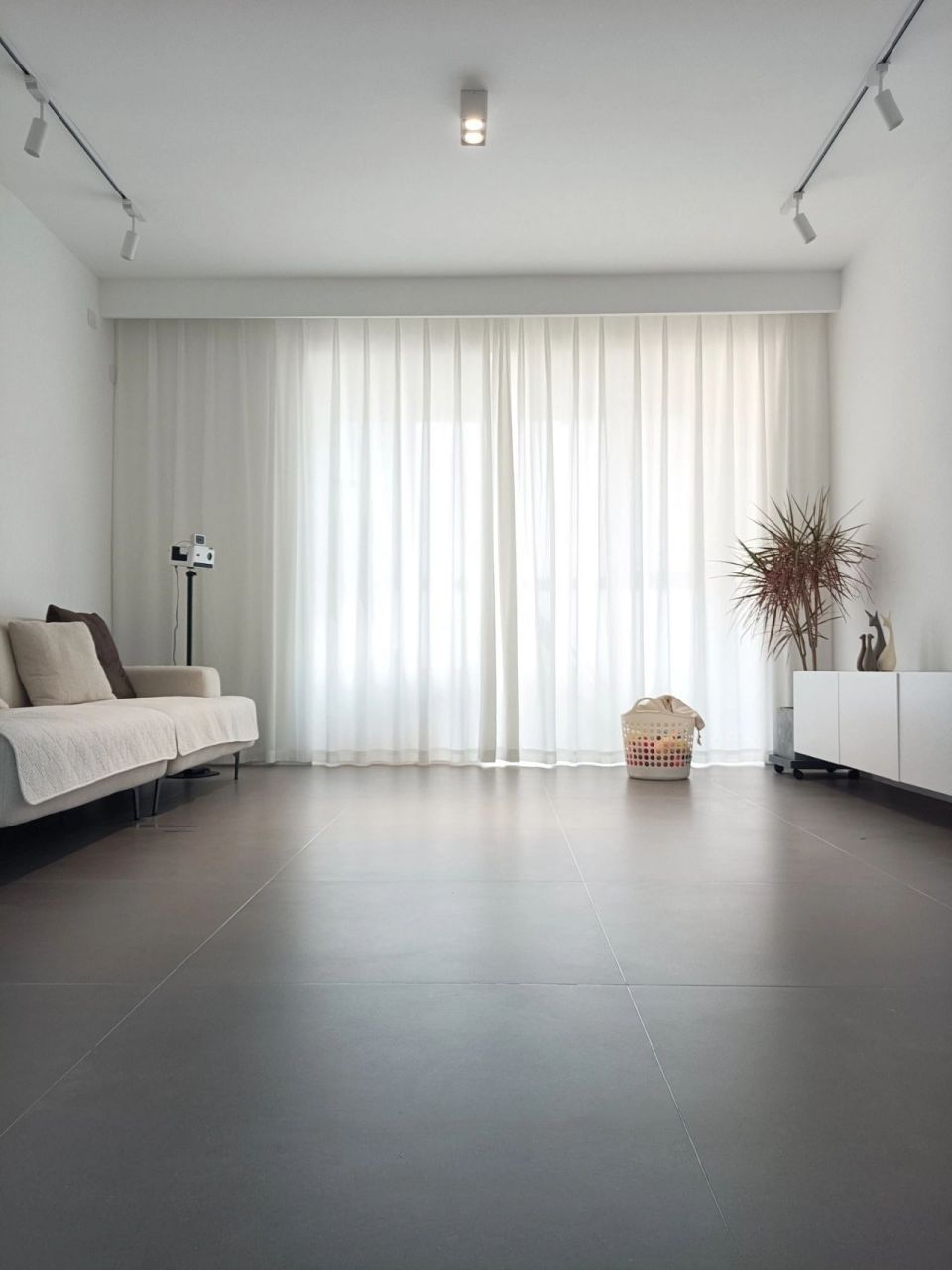 后悔装修刷了大白墙…… 大白墙真是太香了 硬装越简单软装选择越多