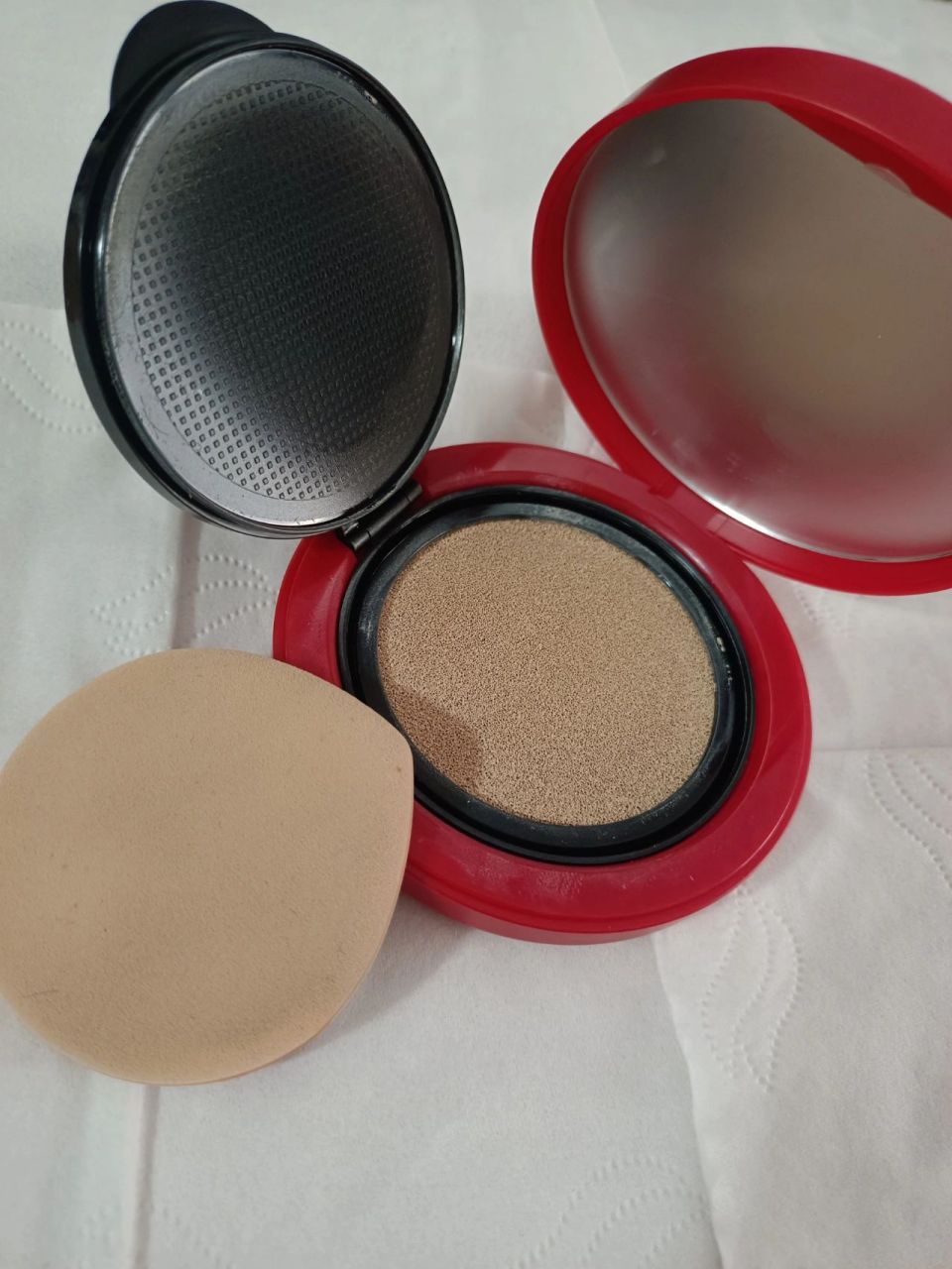 烙色红石榴气垫 该说不说,烙色的底妆在同等价位里还是很突出的,无论