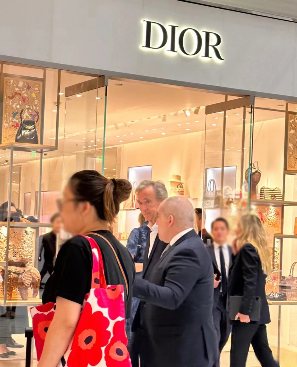 【lv老板逛北京skp 顶着40度高温,世界首富lvmh事长阿尔诺巡店北京skp