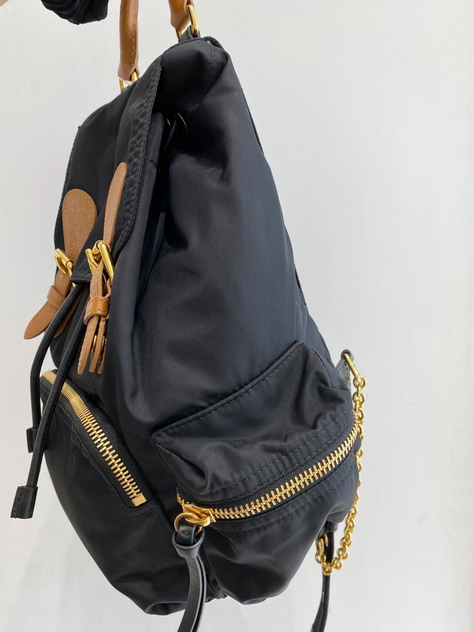 burberry巴宝莉双肩包 burberry巴宝莉   黑金降落伞布 双肩包   中号