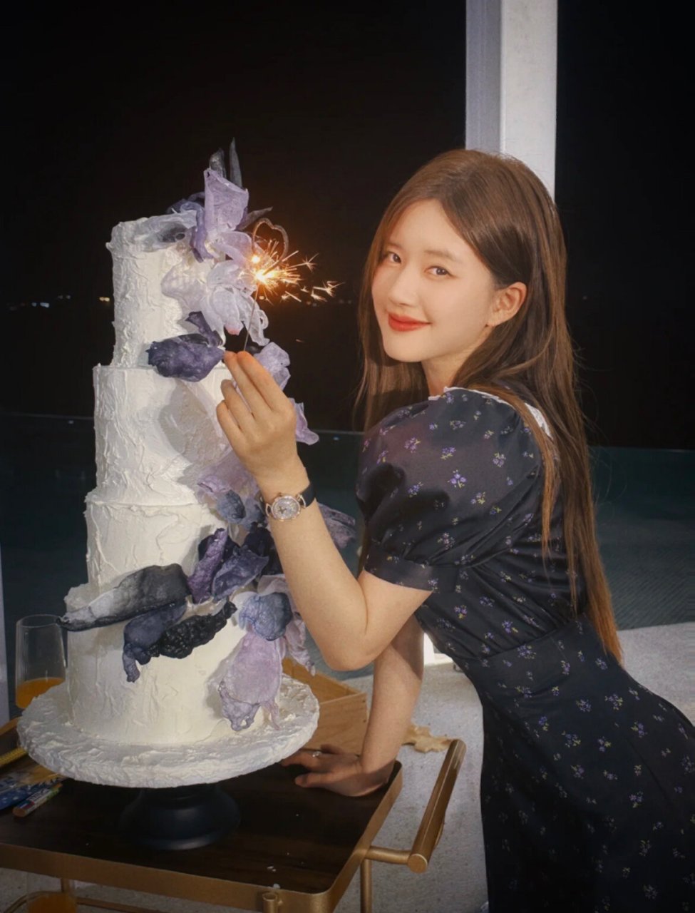 11月9日凌晨赵露思在社交平台晒出24岁生日照,众多好友都纷纷到场为