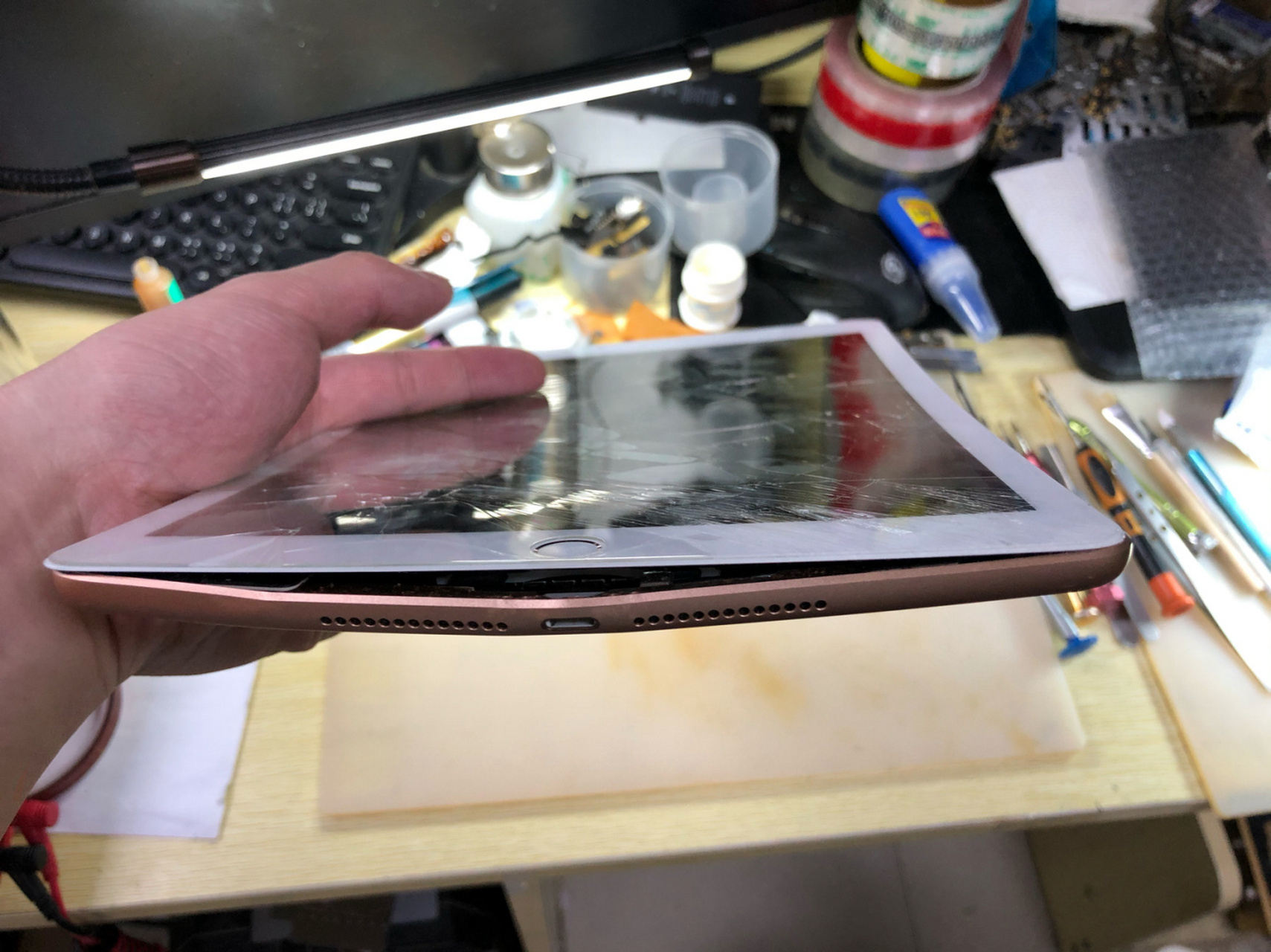 ipad2018摔成这样了维修 ipad 2018后壳型号a1893属于wifi版本,不是