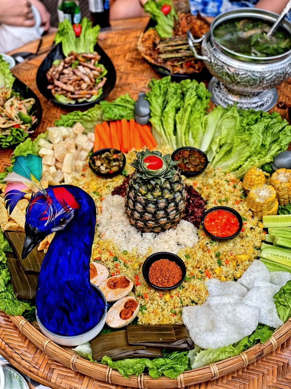 傣味手抓饭 这次去云南西双版纳,朋友安排了一顿当地特色的""孔雀宴"