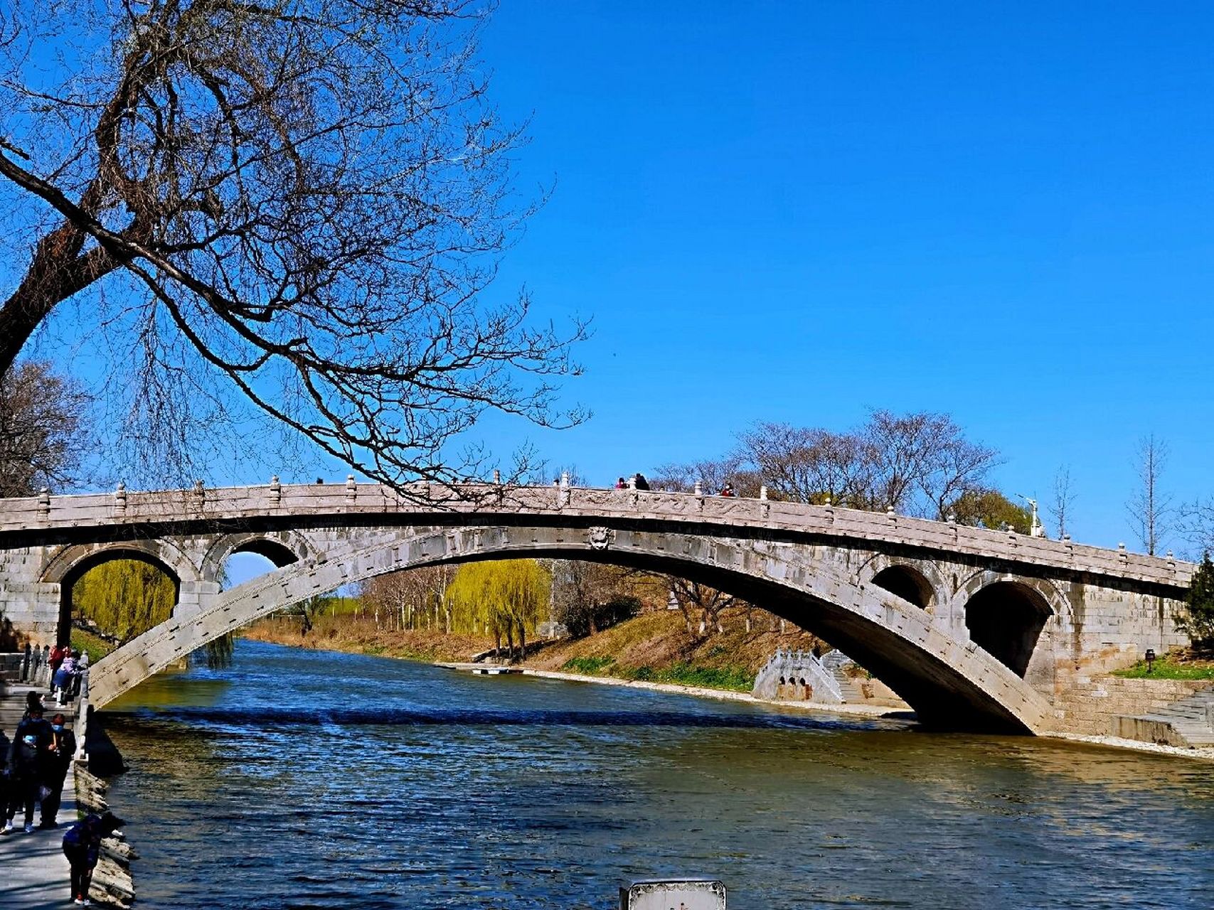 赵州桥 赵州桥,位于河北省石家庄市赵县城南洨河之上,它是一座石拱桥,