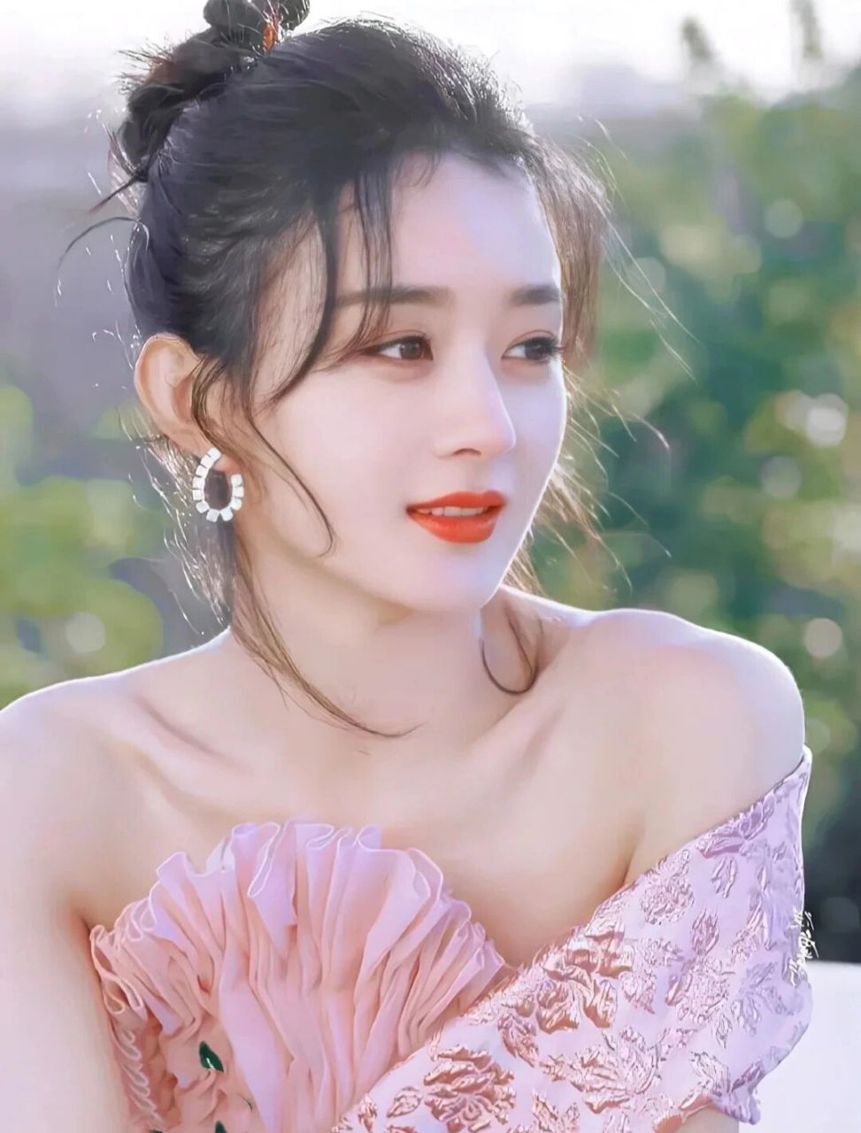 赵丽颖 主要有那么一位镇得住所有人且不挑事的大姐头,年纪大的不摆