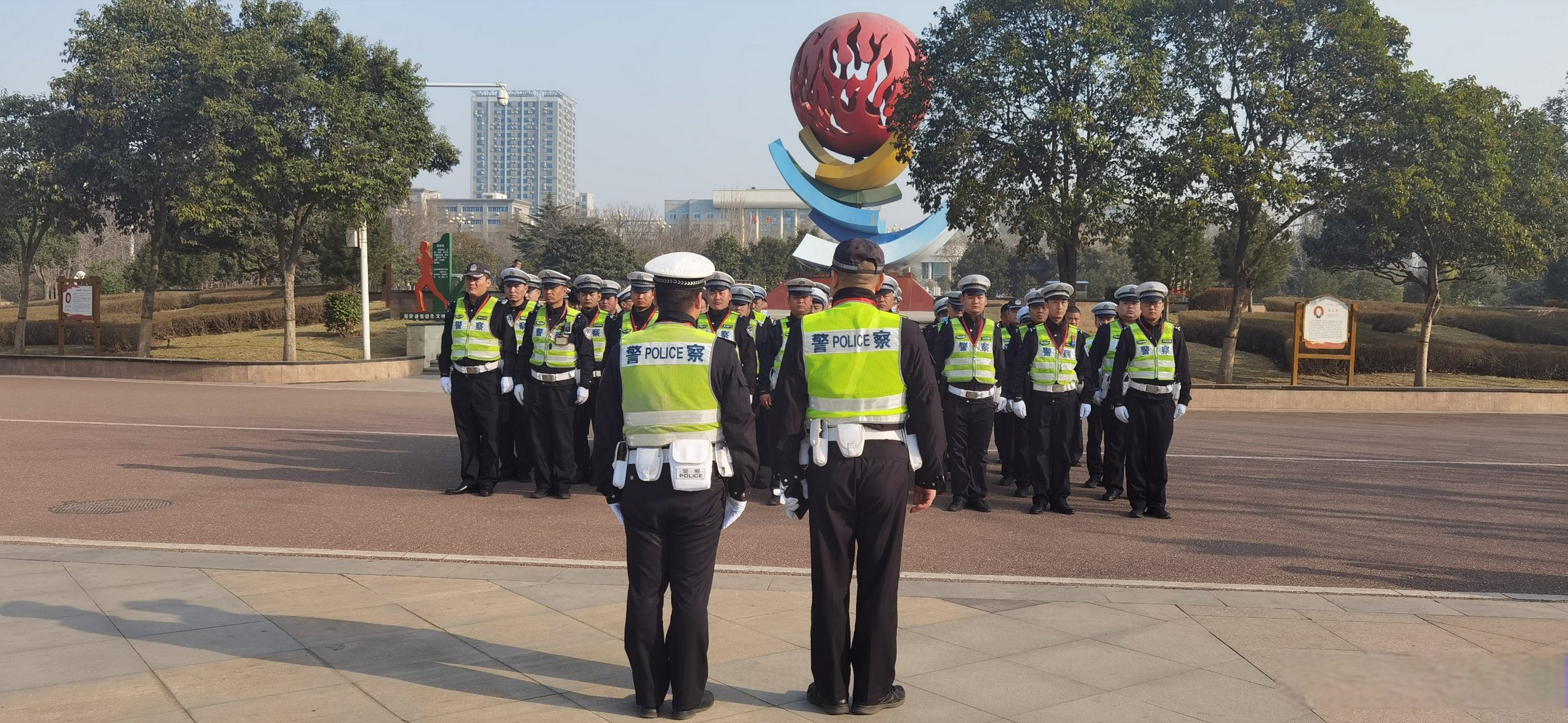 花十万进交警队当辅警图片