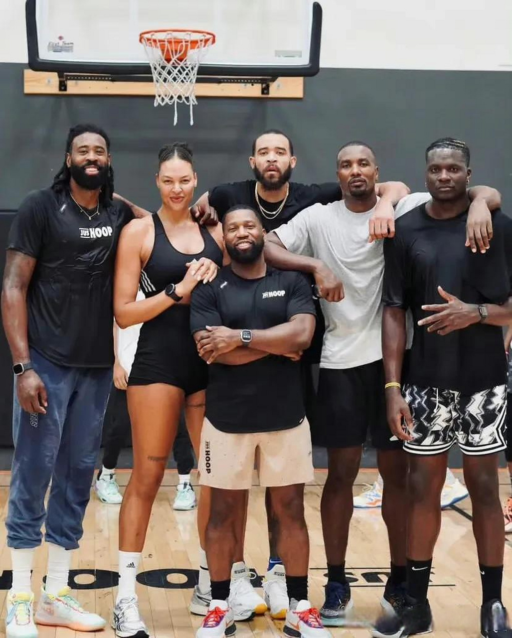 小乔丹,麦基,伊巴卡,卡佩拉,坎贝奇一起训练