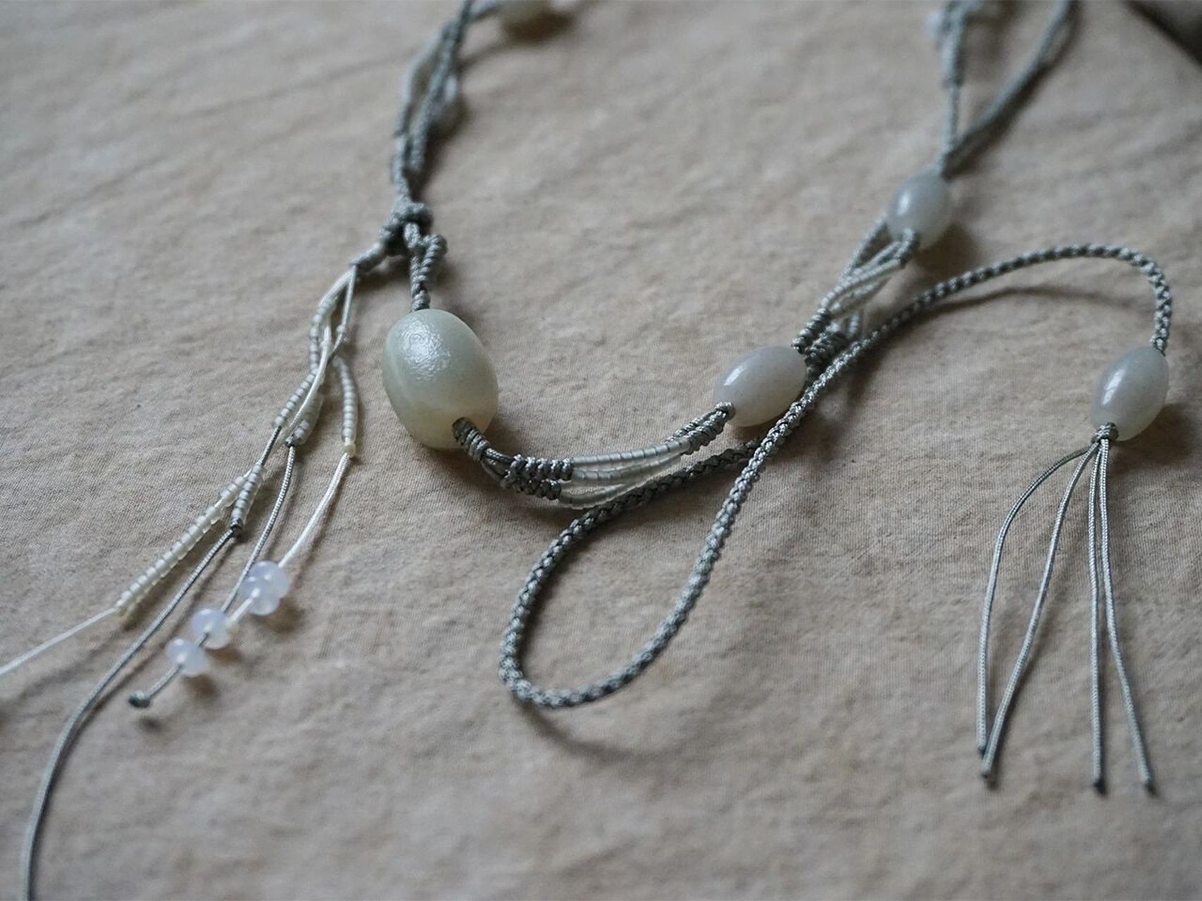 寒磬 | 孤品一條 很油润的一颗浅灰色玛瑙 不知道能不能找到近似的