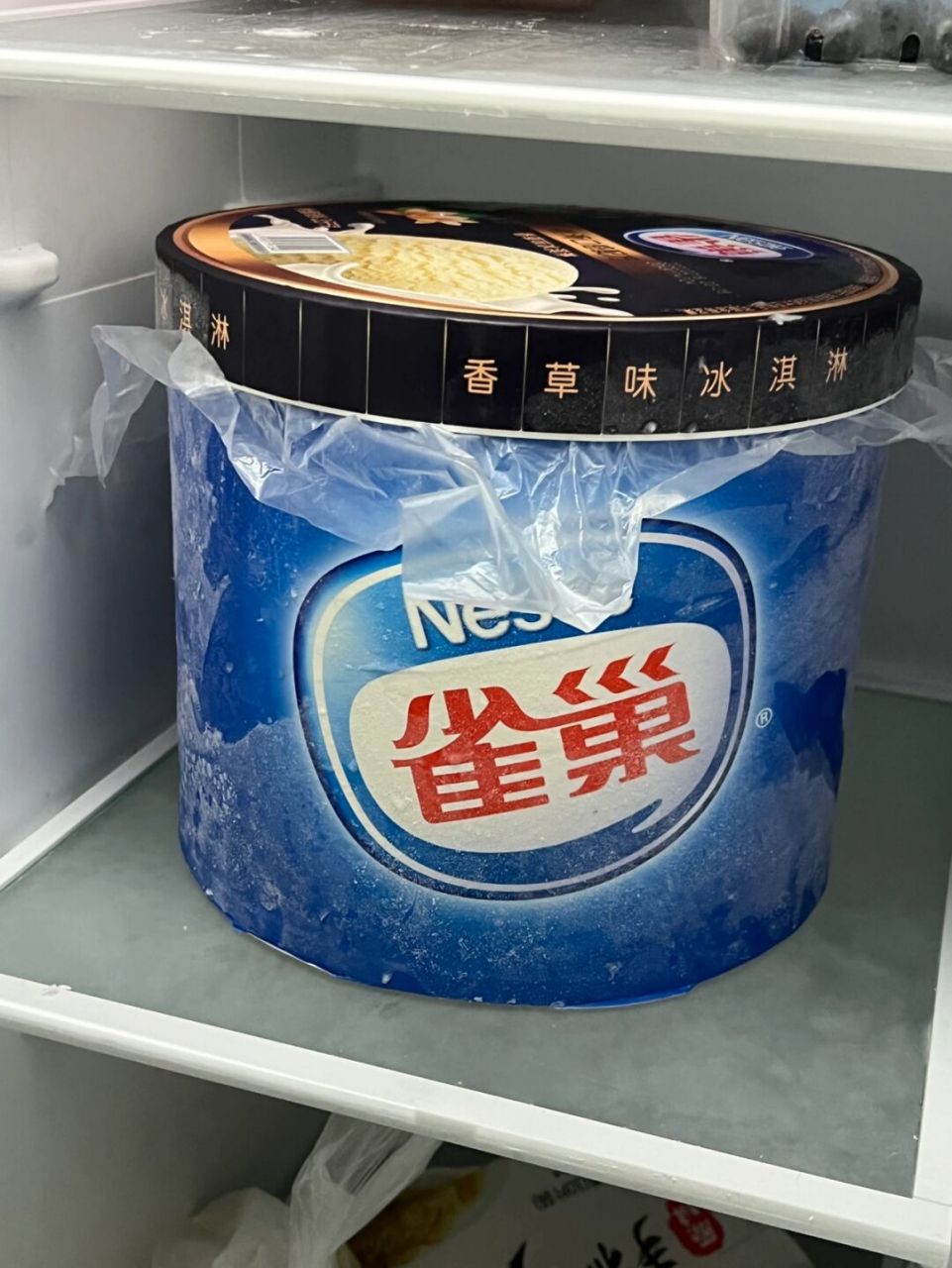 一大桶冰淇淋的快乐 在冰箱里占一格哈哈哈哈 	 香草味的 和一点点