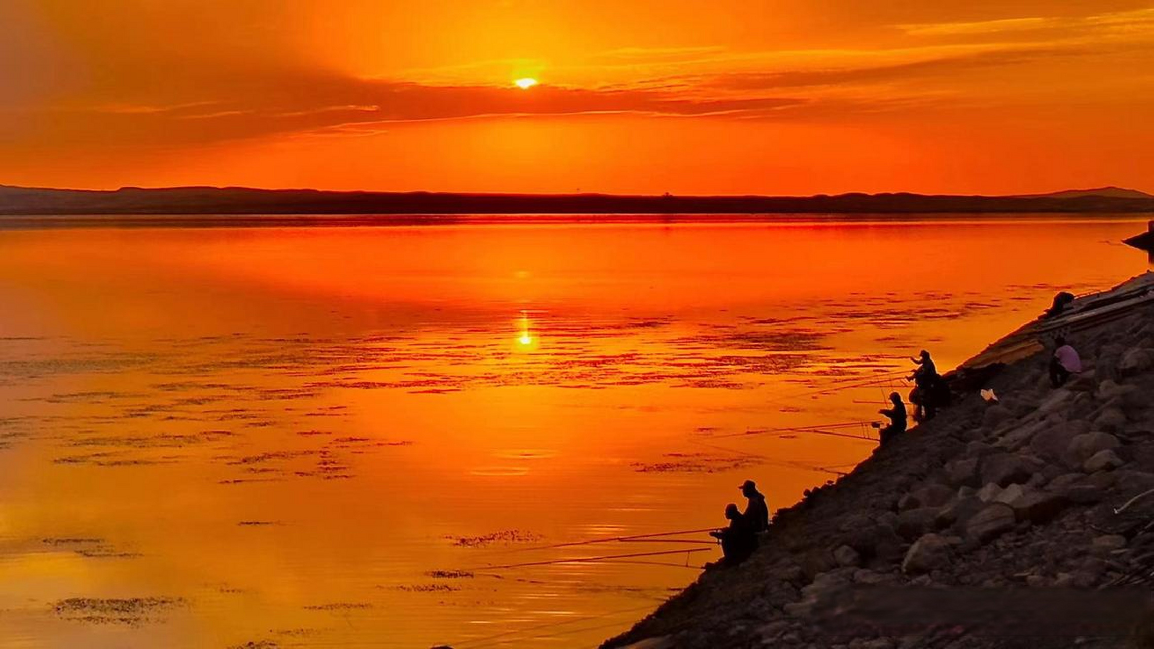 上联:红日照大地,如何对下联? 下联:夕阳映长河.