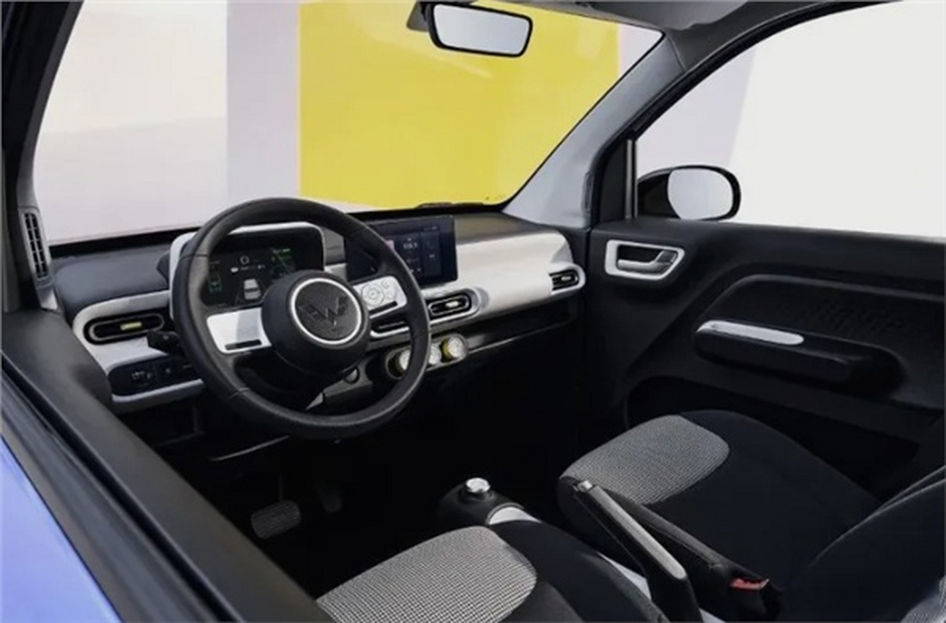 新款宏光miniev 公布了第三代马卡龙车型的内饰官图,一个浅色一个深色