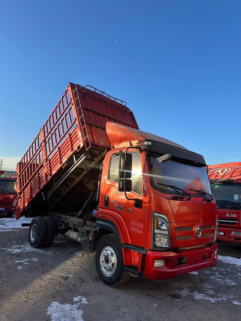 新到19年奥驰x6高栏自卸,,825轮胎,170马力,法士特8档,大箱净宽2米3