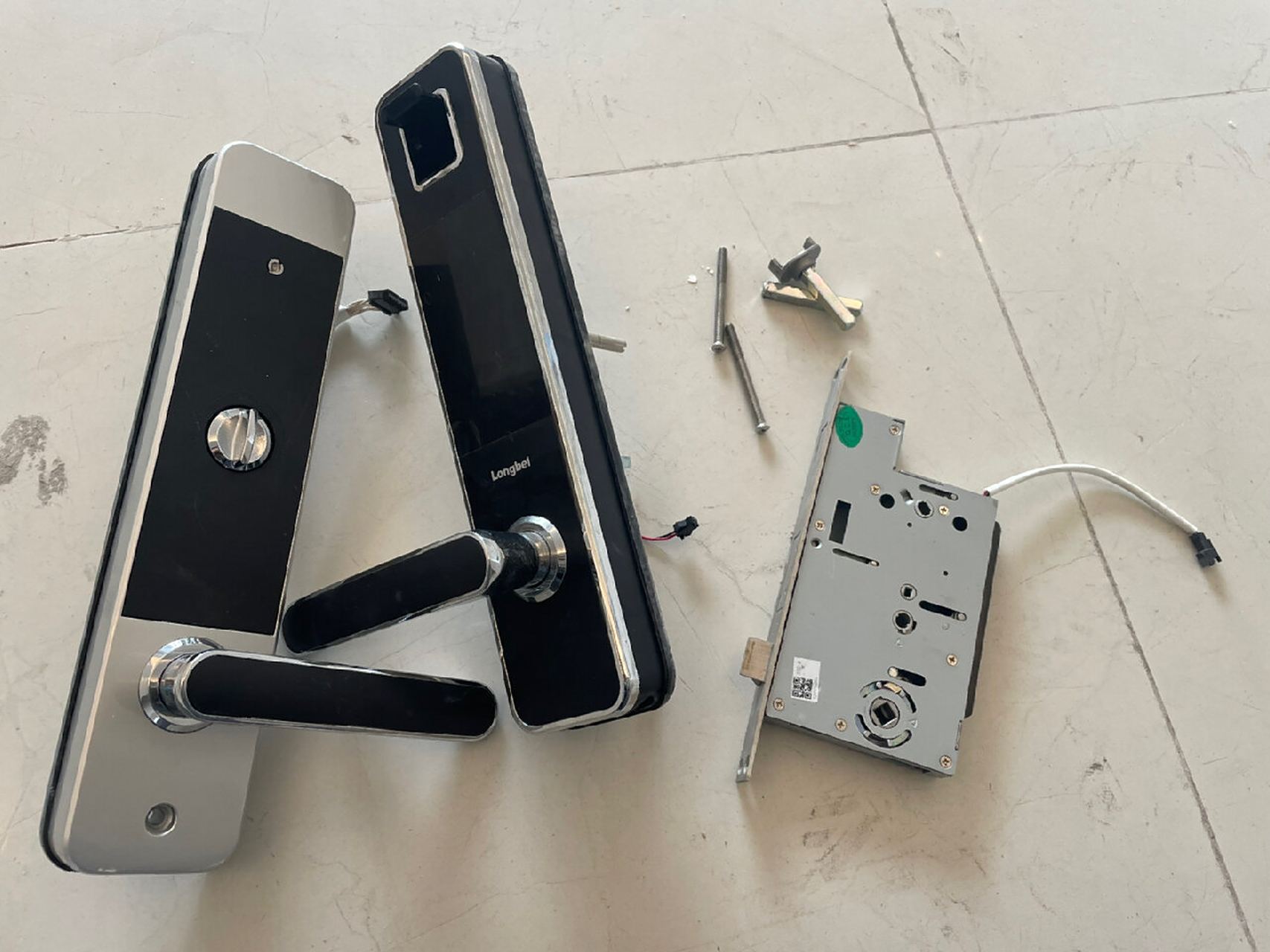 出longbel智能门锁! 买房的时候开发商送的智能锁! 几乎九成新!