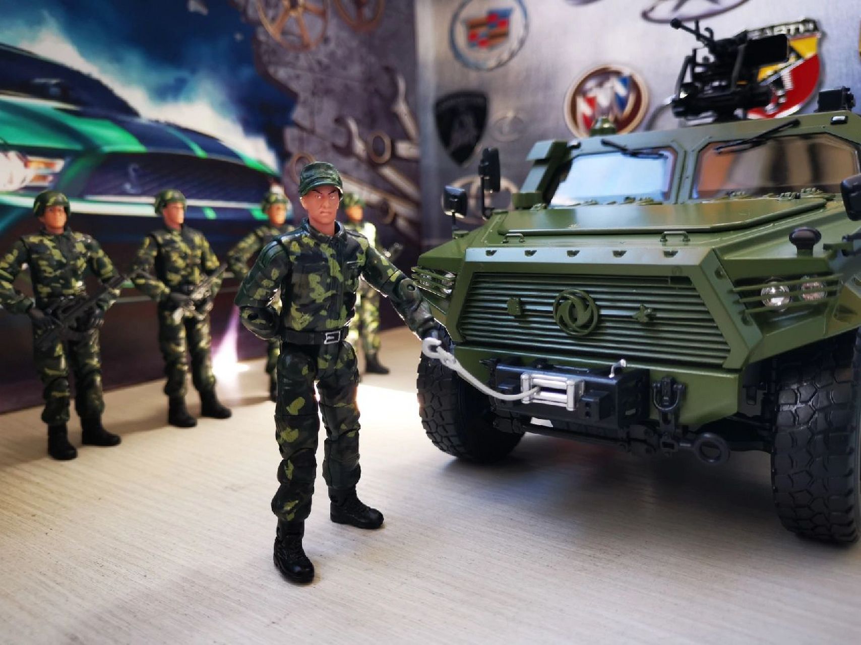 东风猛士第三代突击车 图中左边的是第二代猛士突击车,但二代猛士依然