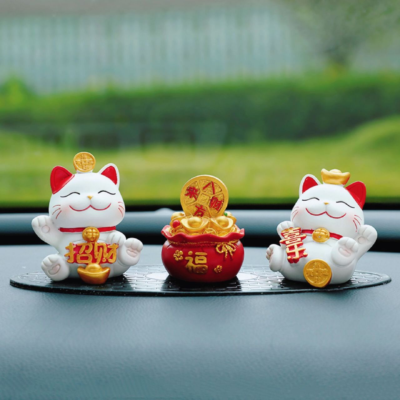 实用性: 招财猫汽车摆件可用于车载中控台,车内装饰品等多种场合.