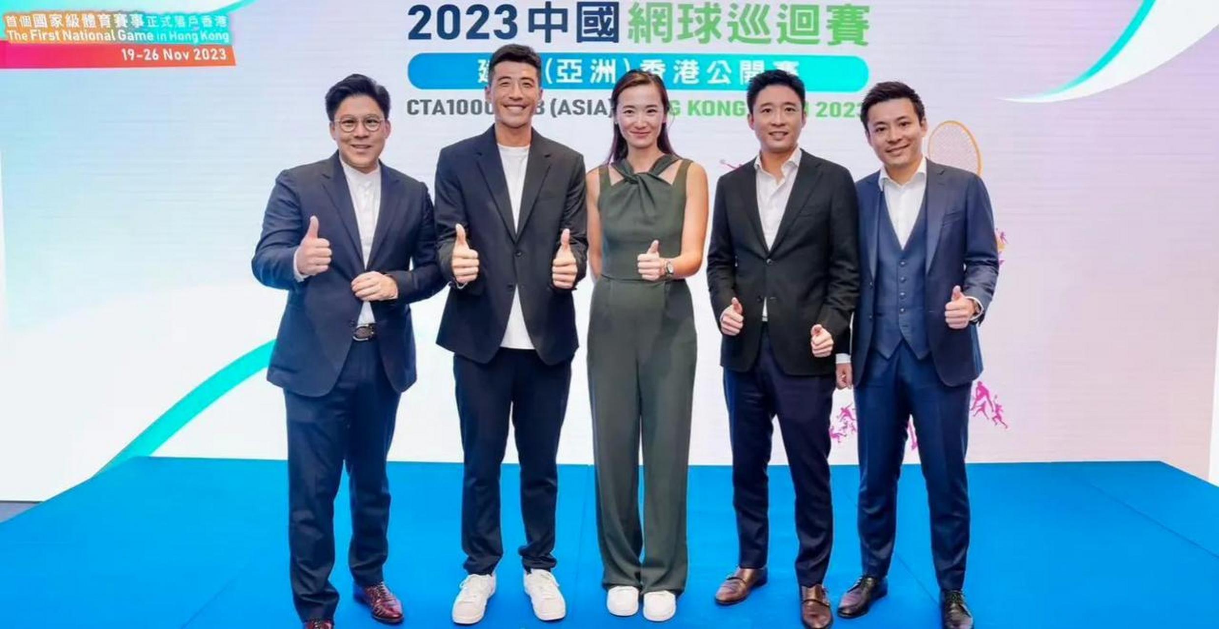 霍启山晒三兄弟同框,霍启刚很照顾弟弟  前不久的照片了,霍启山刚晒