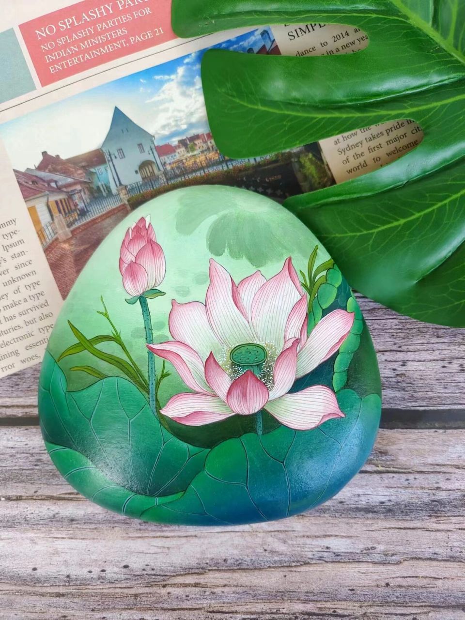 石头画 荷花 花语:清白,坚贞,纯洁,信仰 寓意:荷花寓意着高洁,高尚的