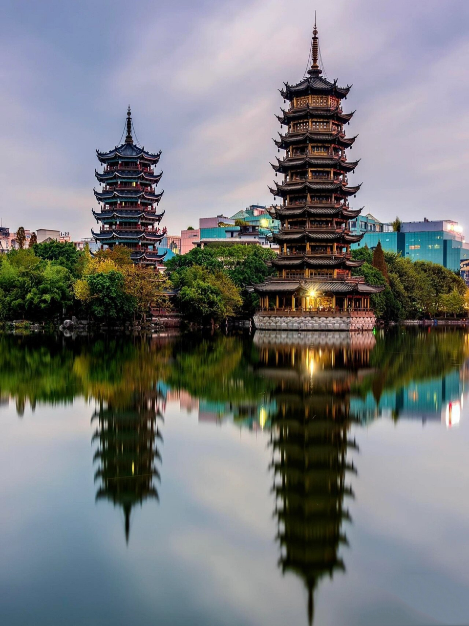 日月双塔(拍照打卡免费景点) 广西桂林地标建筑"日月双塔"白天和晚上