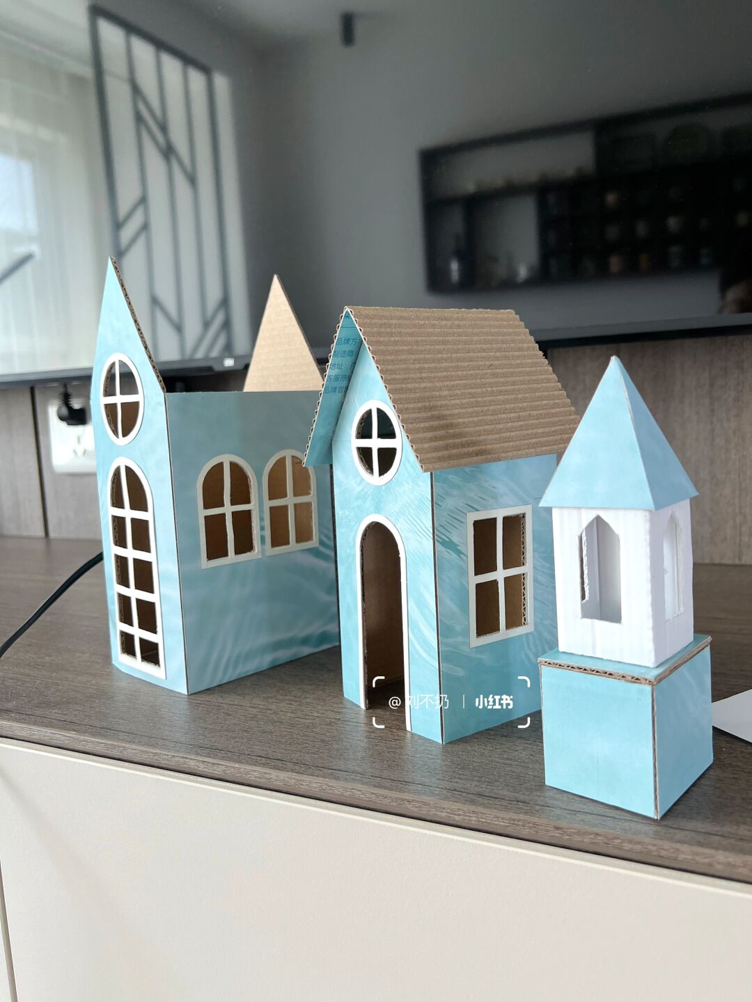 用包装盒给女儿做了个蓝色城堡太美了吧 尧宝儿睡觉超级爱出汗,脑袋总