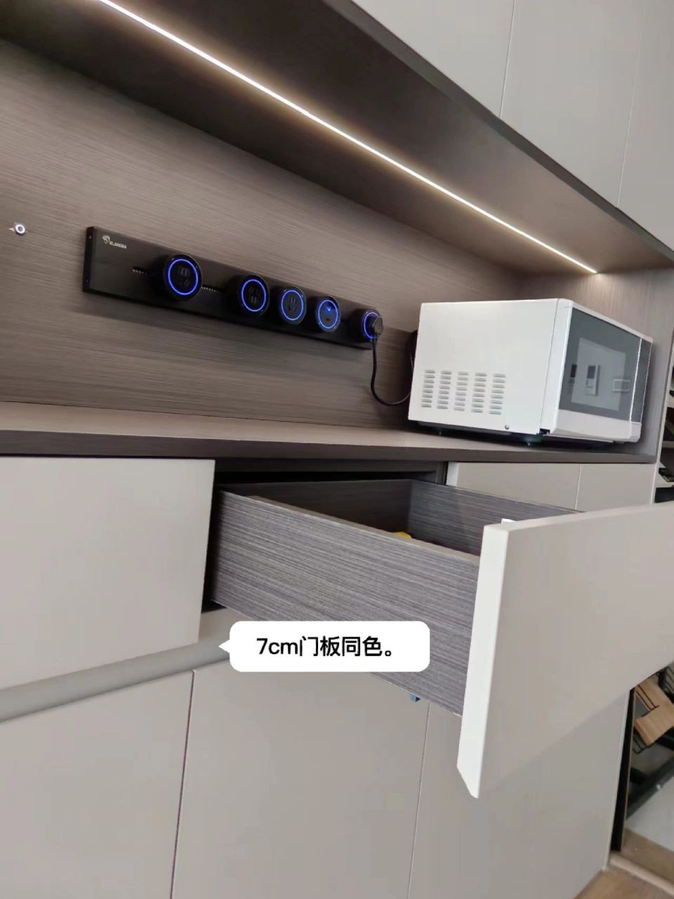 餐边柜45度斜切的免拉手既实用又美观 上做了好多功课,就觉得这个45度