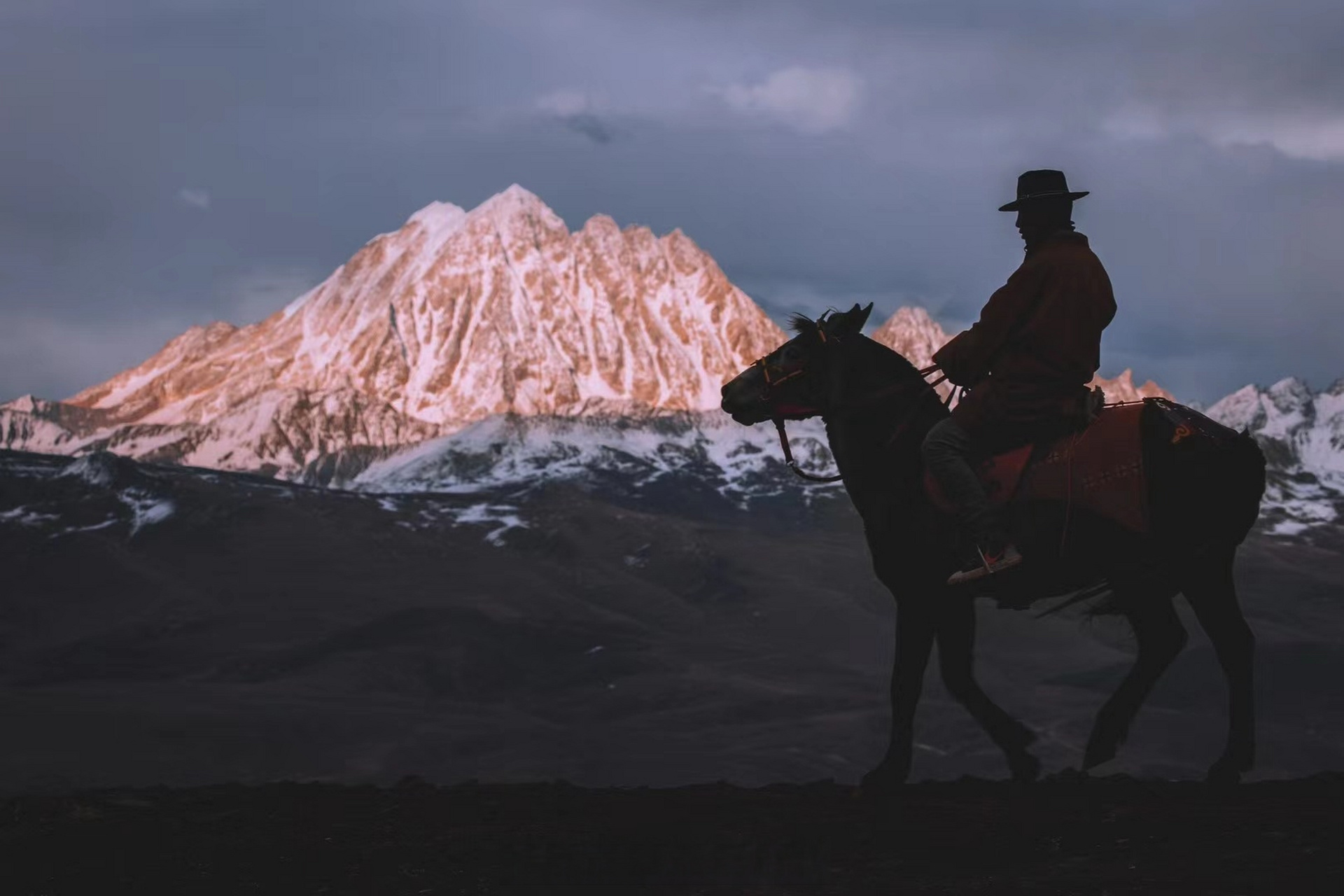 凡尔赛的雅拉雪山,经幡,牛群,骏马骑士,日照金山,2023更加凡尔赛.