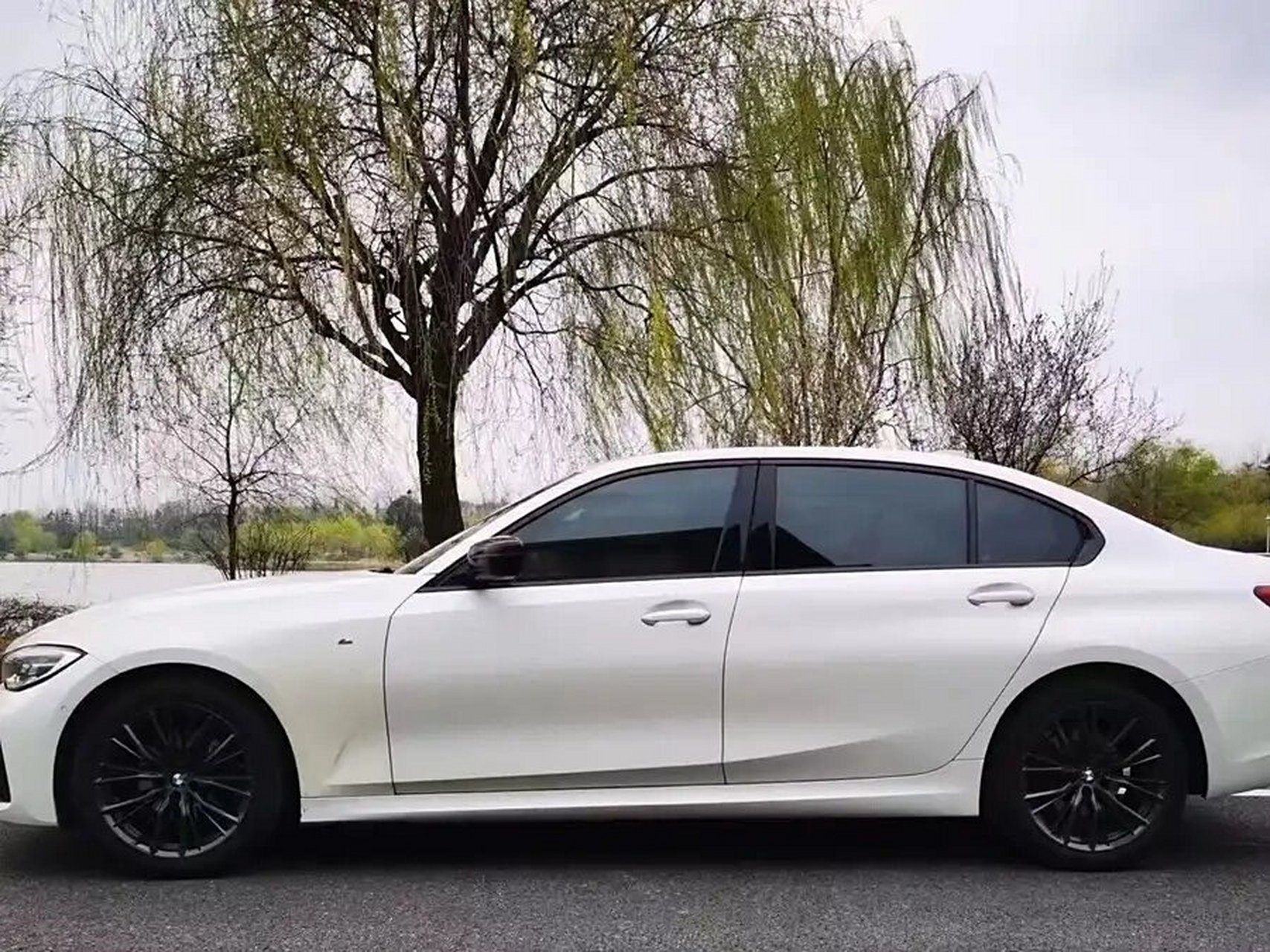 21款宝马325li 宝马3系 2021款 325li m运动曜夜套装 表显16000km