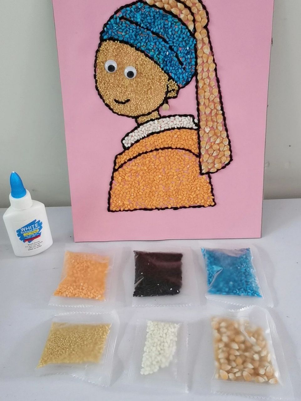 五谷杂粮豆子粘贴画【带珍珠耳环的少女米】 名画解析:一位美丽的少女