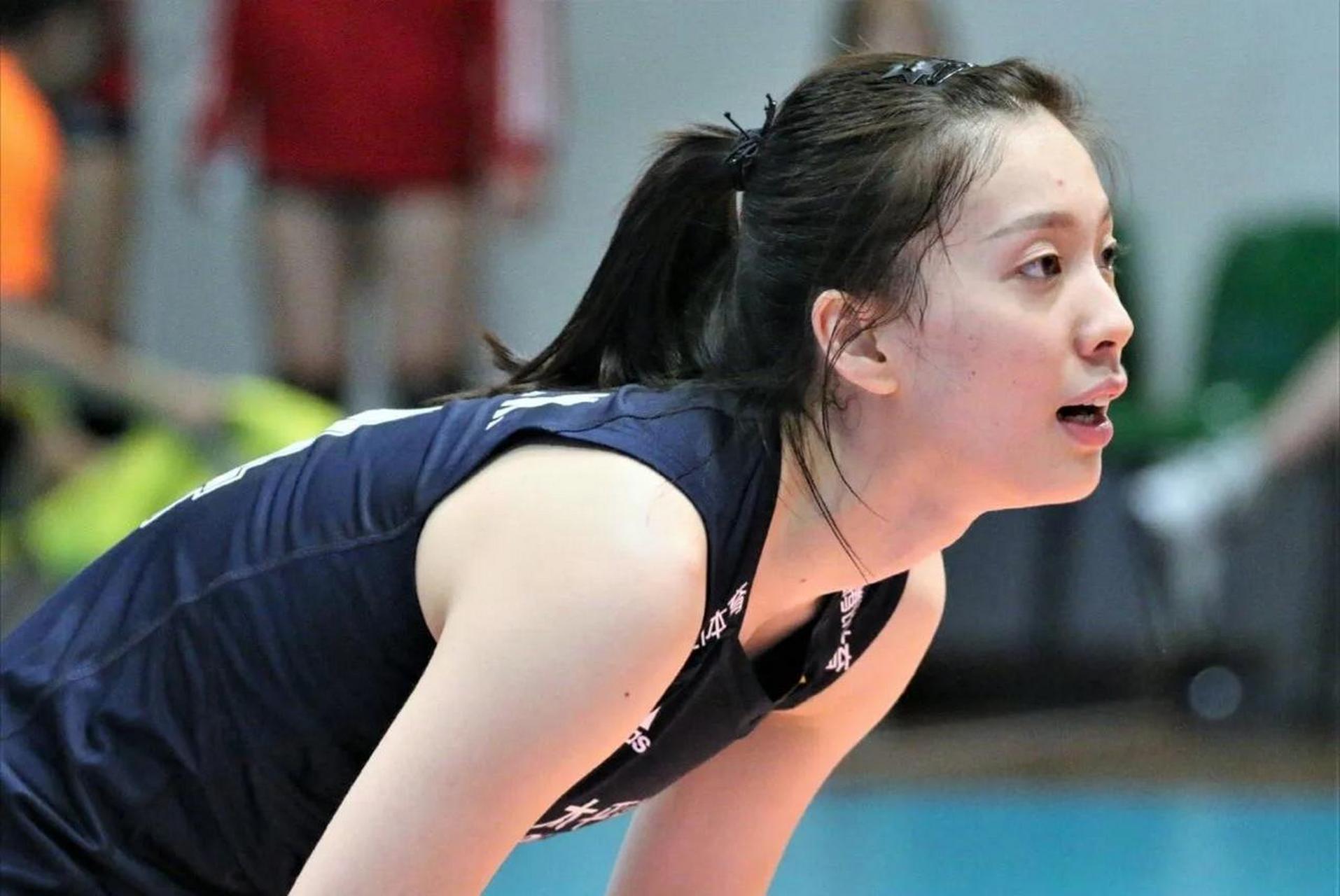 郑益昕1995年出生在福建漳州,由于遗传了父亲优秀的身高与运动基因