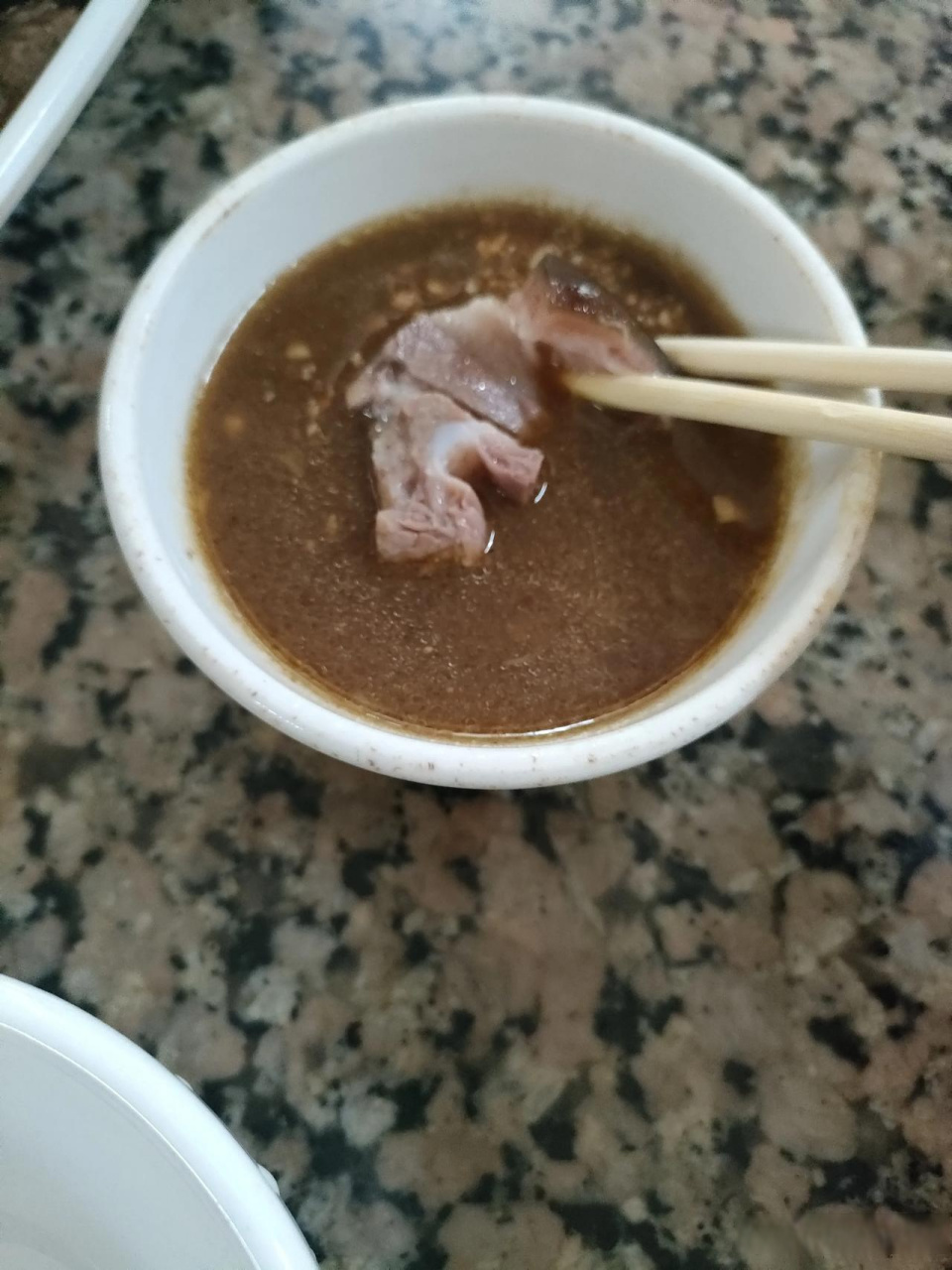 今天逛街碰到一间,卖岑溪白斩狗,试想6年没有吃过白斩狗了,想着进去