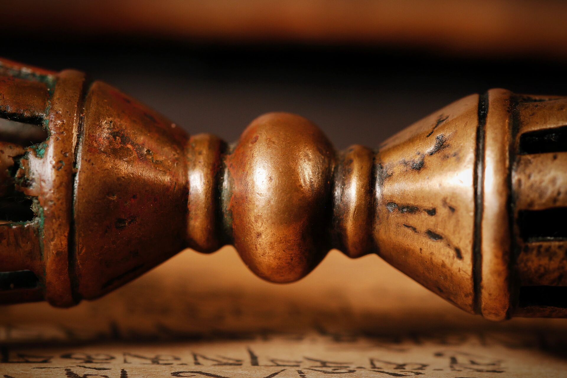 藏传法器之金刚杵 金刚杵又名"伐折罗",原古印度兵器,后被吸收为法器.