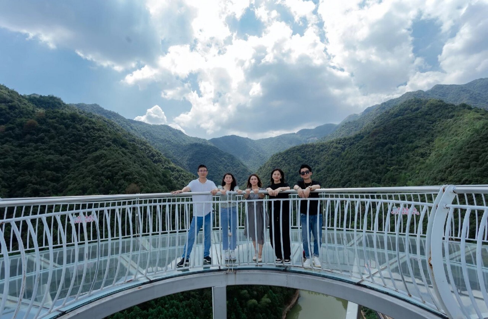 修水金龙山 金龙山风景区位于湘,鄂,赣边界的江西省修水县上衫乡境内.
