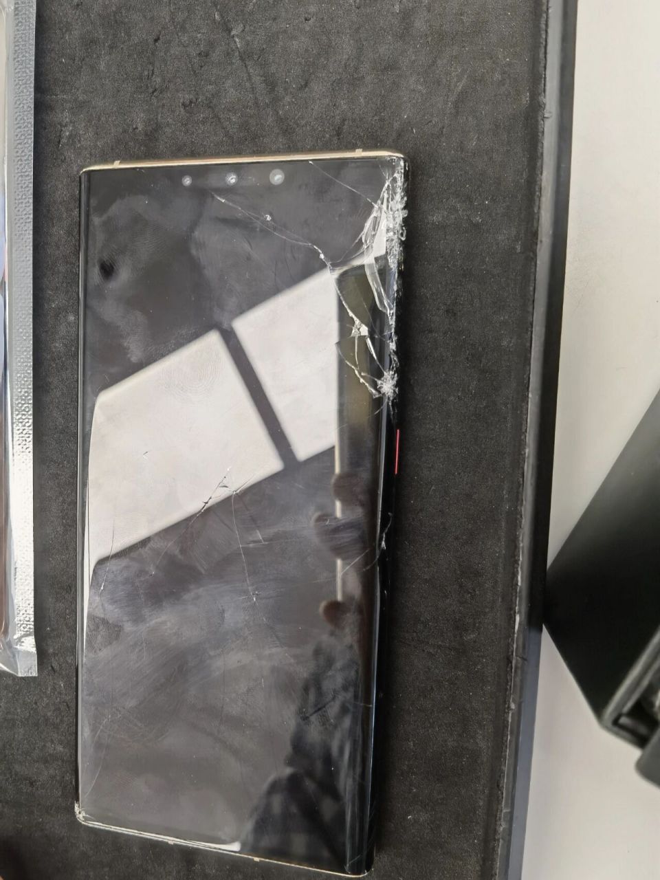 mate30pro碎屏了,纠结换屏还是换机 十年果粉换了华为 mate30pro,算是