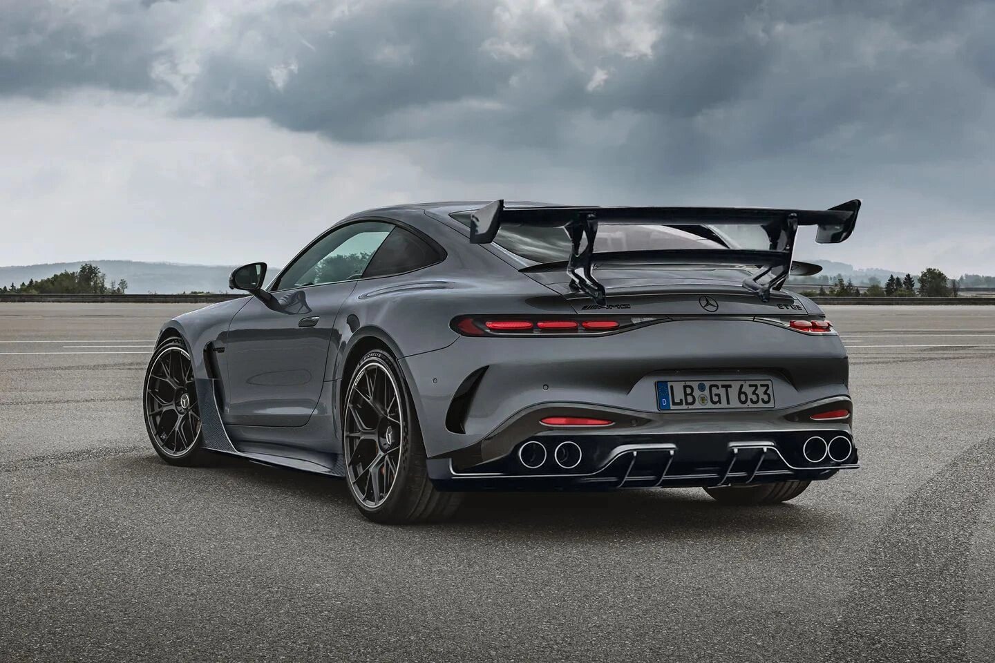 奔驰新款amg gtr black-series 是谁说奔驰新款超跑娘炮的?