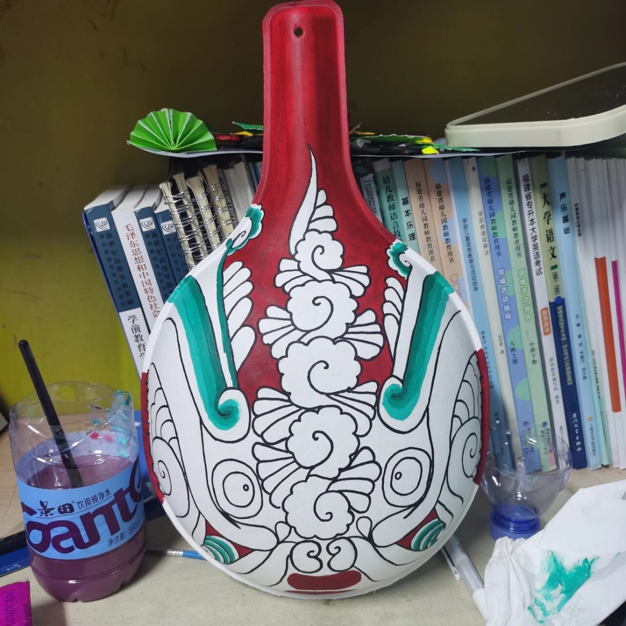 用丙烯颜料画的马勺脸谱 马勺