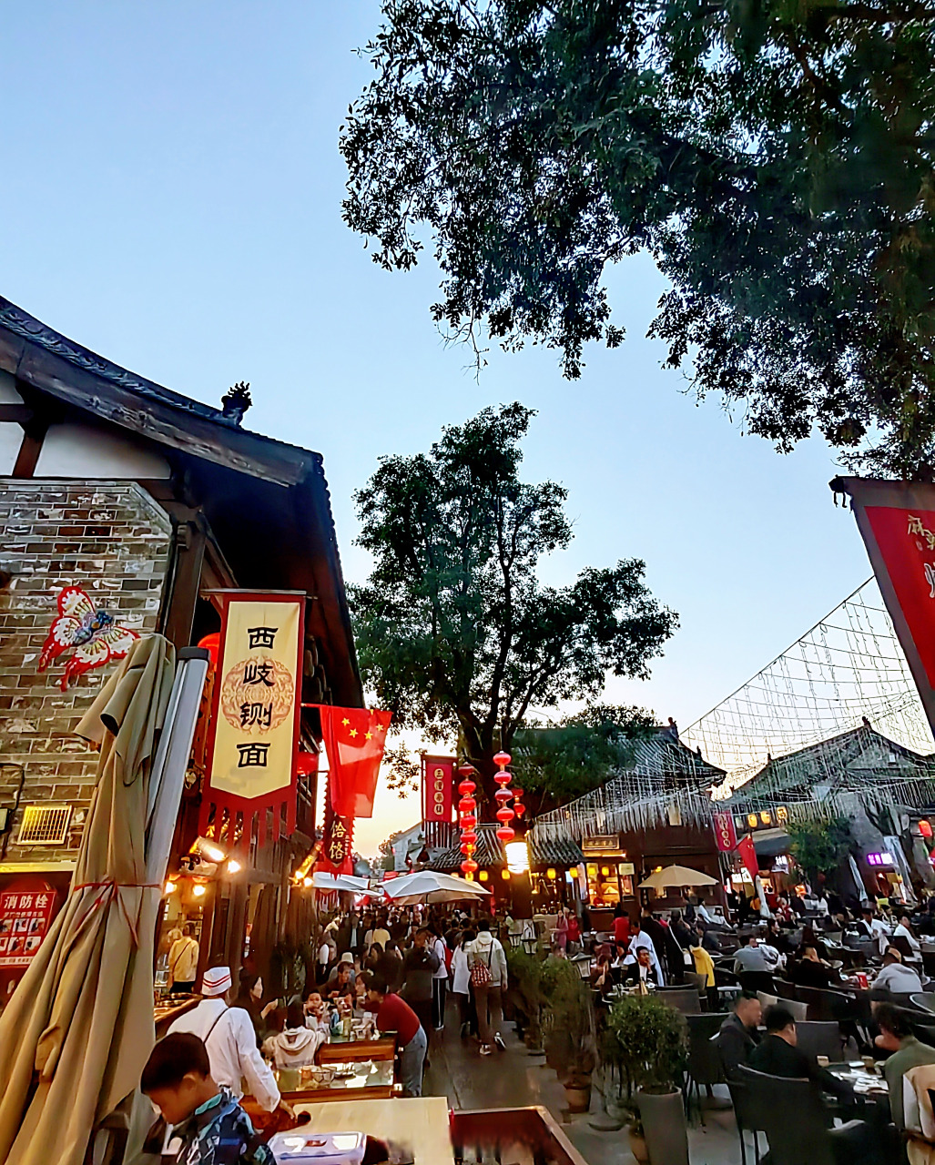 12月23日上午,宝鸡市金台区西府老街热闹非凡,"崇德向善 周礼宝鸡"