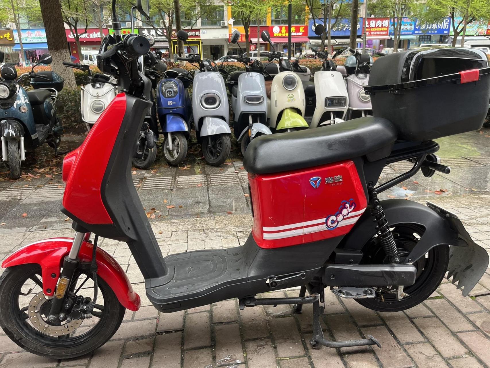 上新雅迪de1电瓶车,长座垫,骑行舒适,外观好看,新国标黄牌,续航四五十