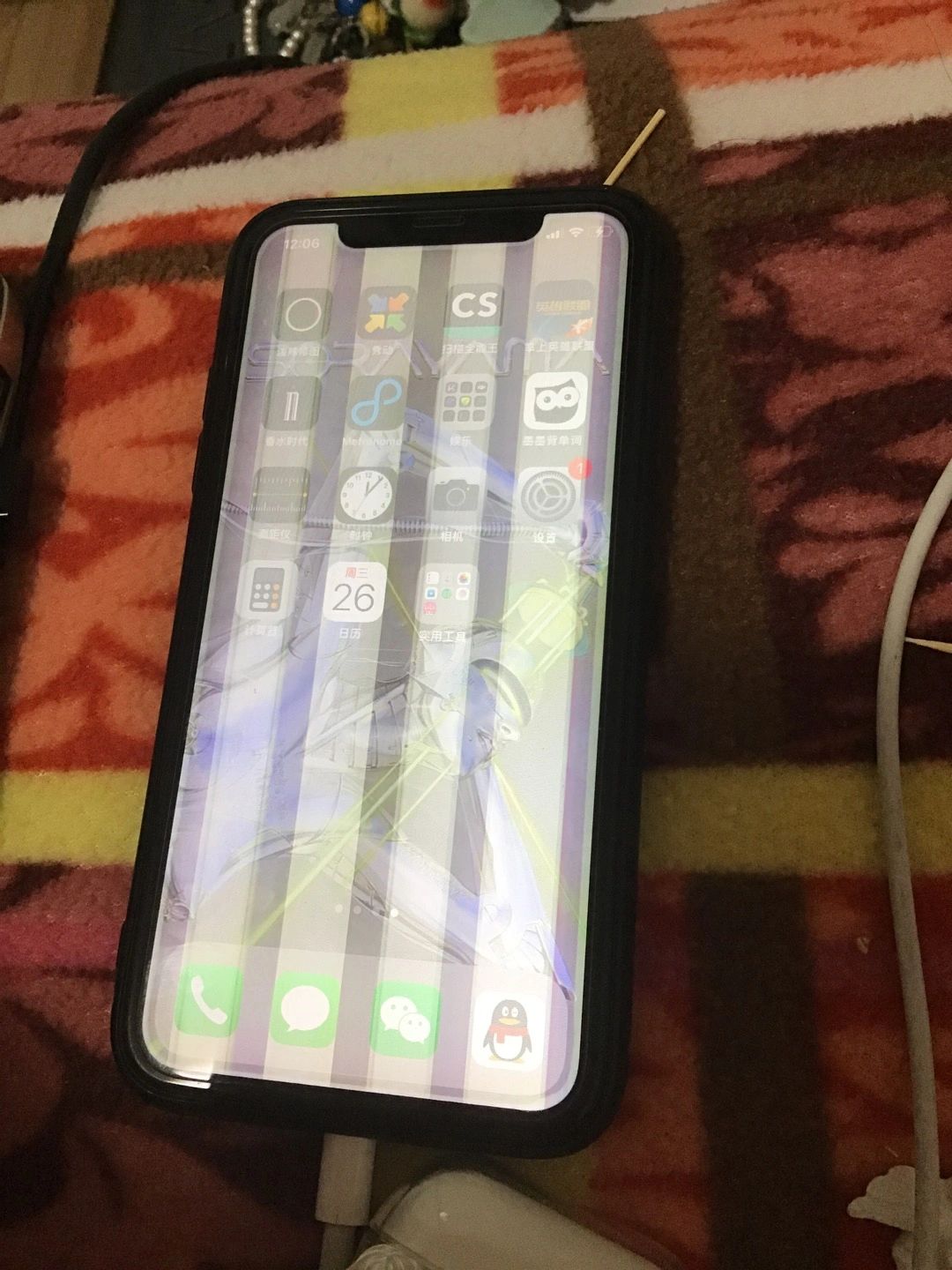 我的iphone11怎么了,突然就花屏了 20年双十一买的,刚刚躺着玩手机