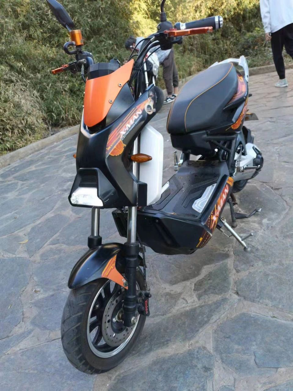 绝版车型雅迪战警一台,60伏20安的电池,整车成色如图,实车拍照,前碟刹