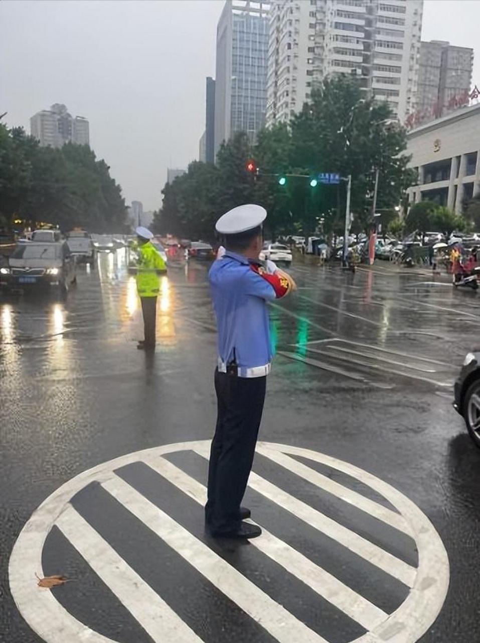 西安交警执勤图片图片