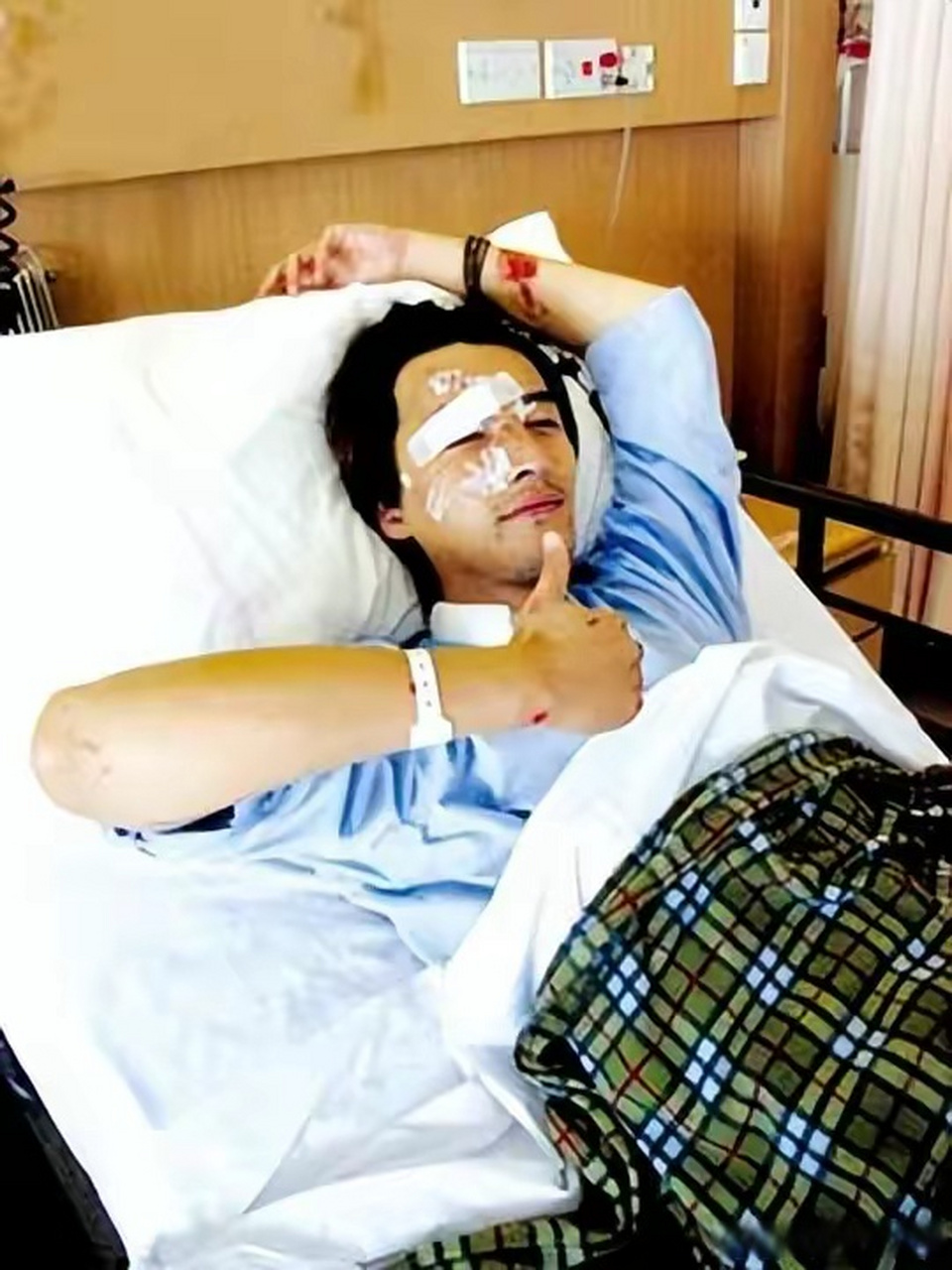 胡歌删博后发自拍,距离车祸虽然已经17年了,但胡歌眼角疤痕依旧很明显