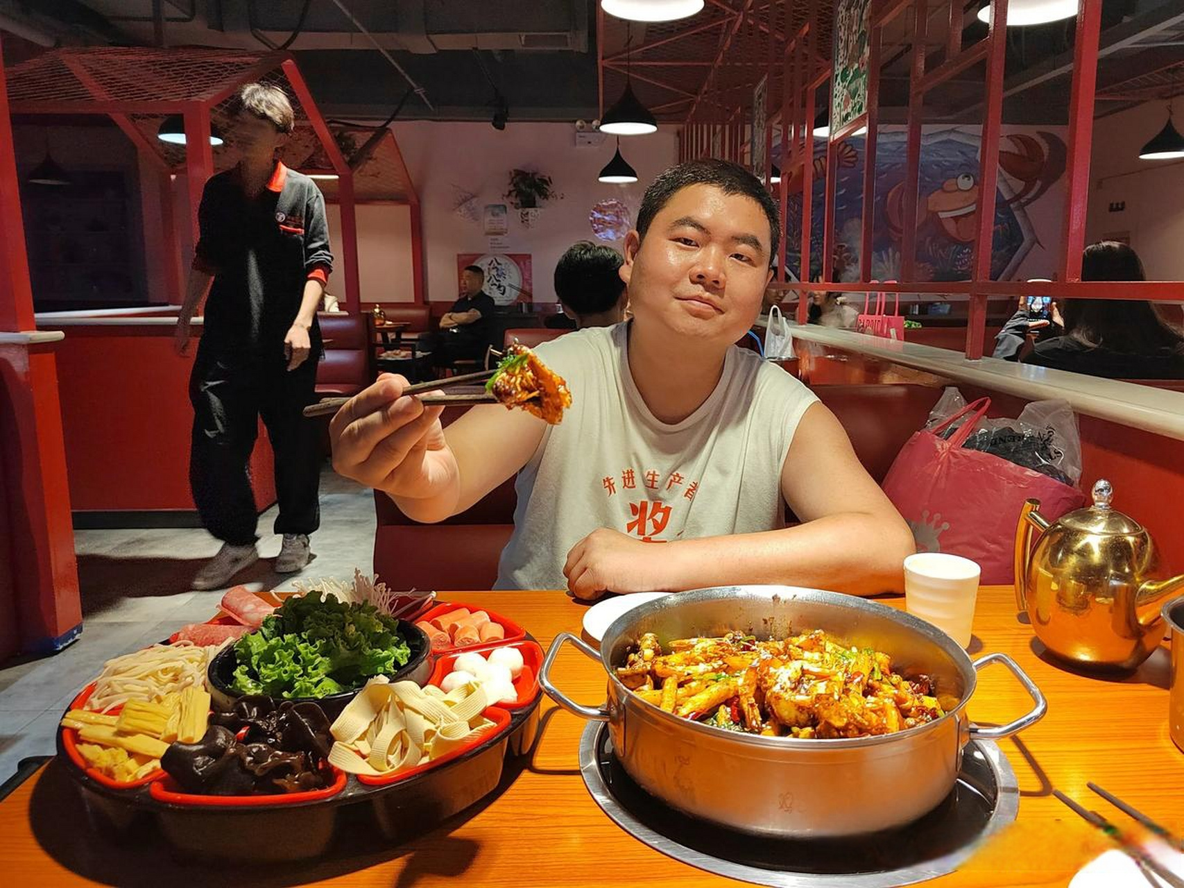 中午,在西安市北大街宏府大厦,品尝这里的鸡公爱上虾锅.